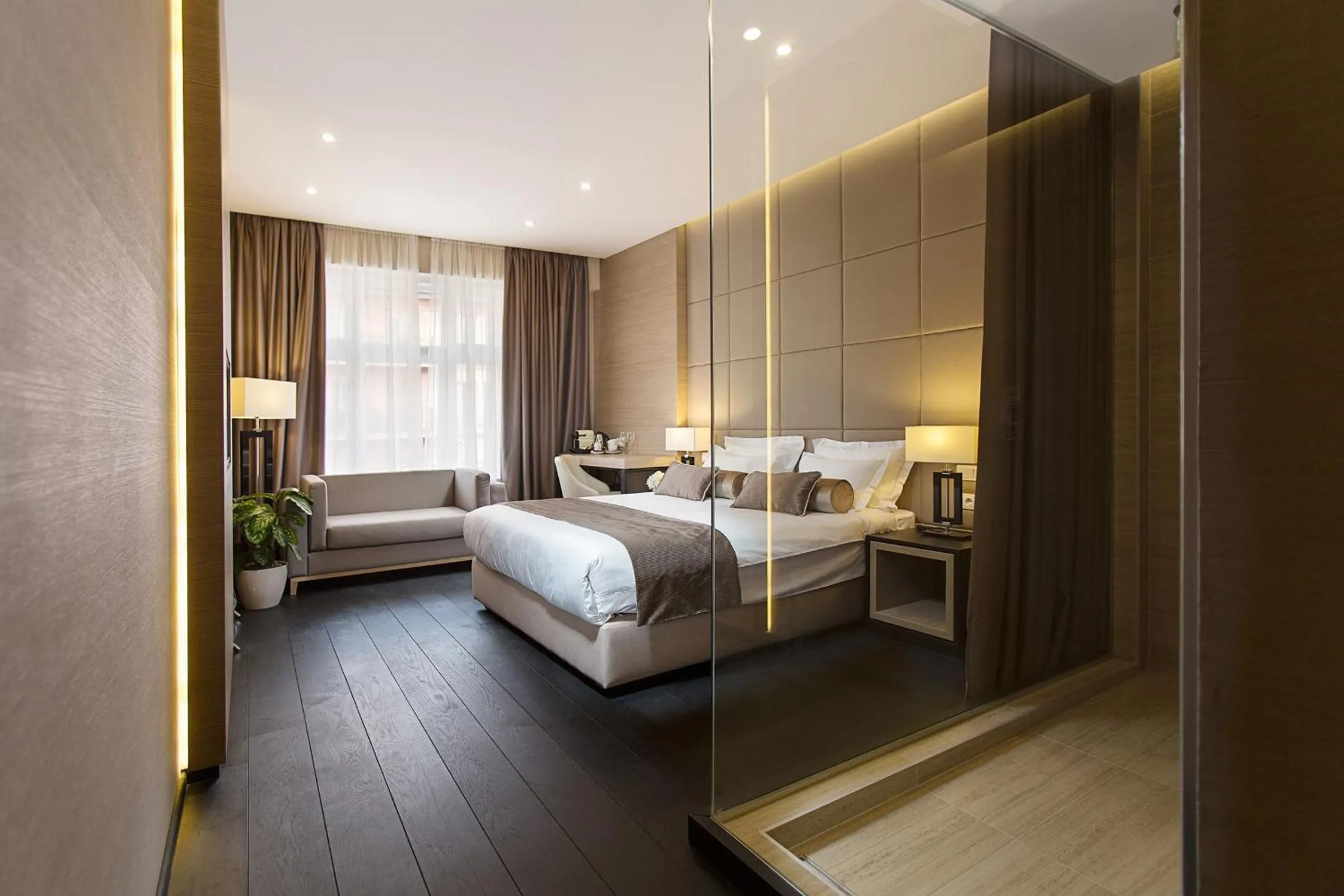 Shower, Bed in Dominic Smart & Luxury Suites - Republic Square