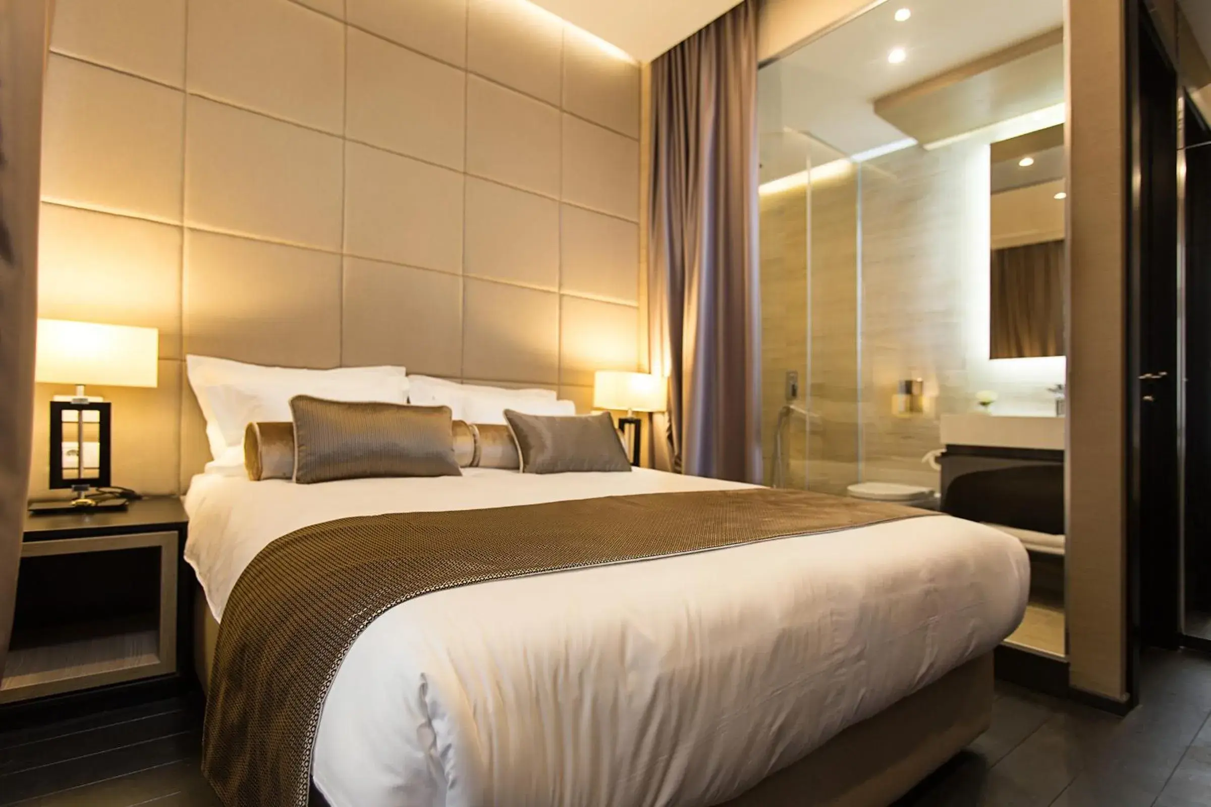 Deluxe Double Room in Dominic Smart & Luxury Suites - Republic Square Deluxe Double Room in Dominic Smart & Luxury Suites - Republic Square