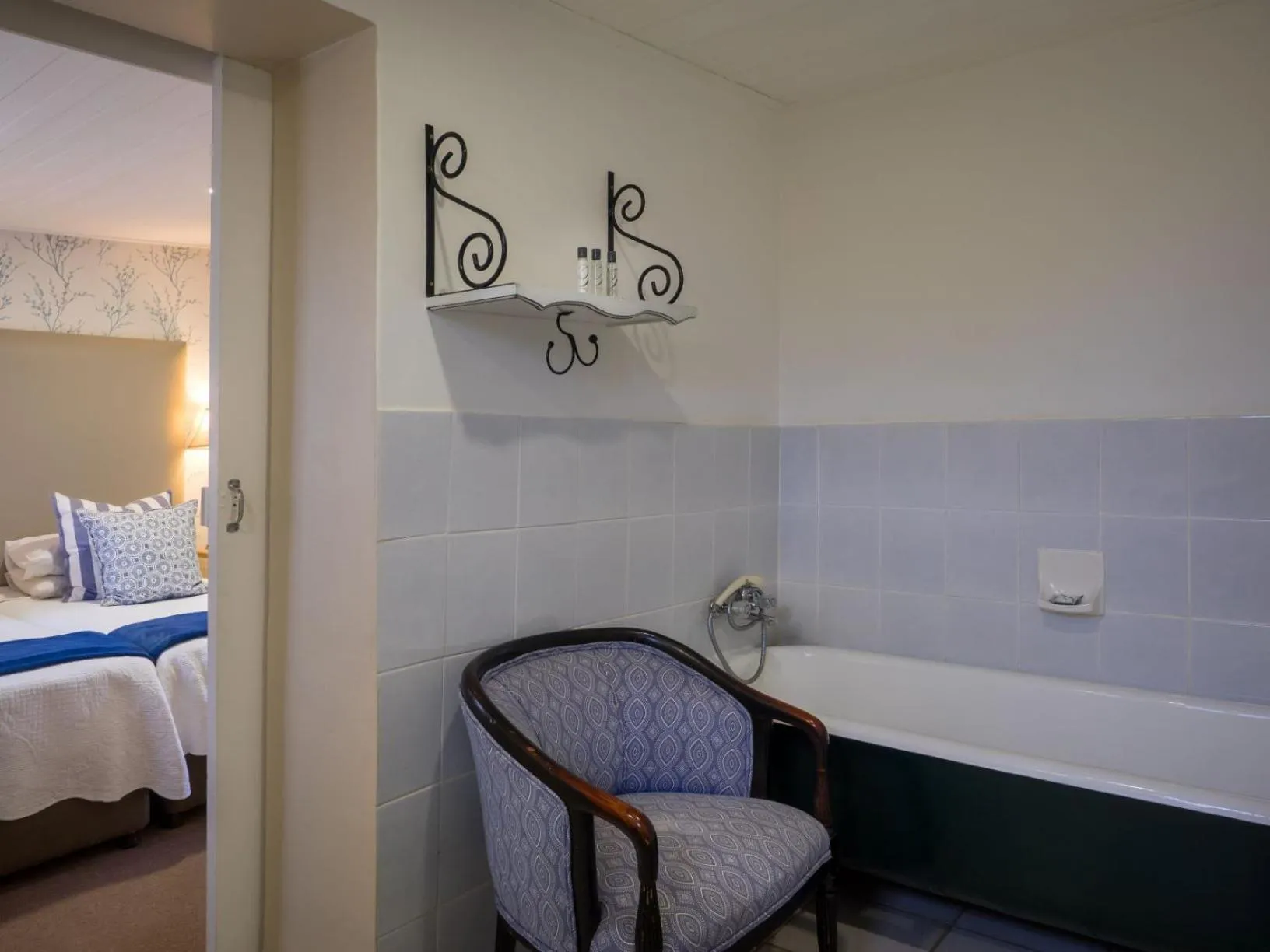 Bathroom, Bed in Fouriesburg Country Inn