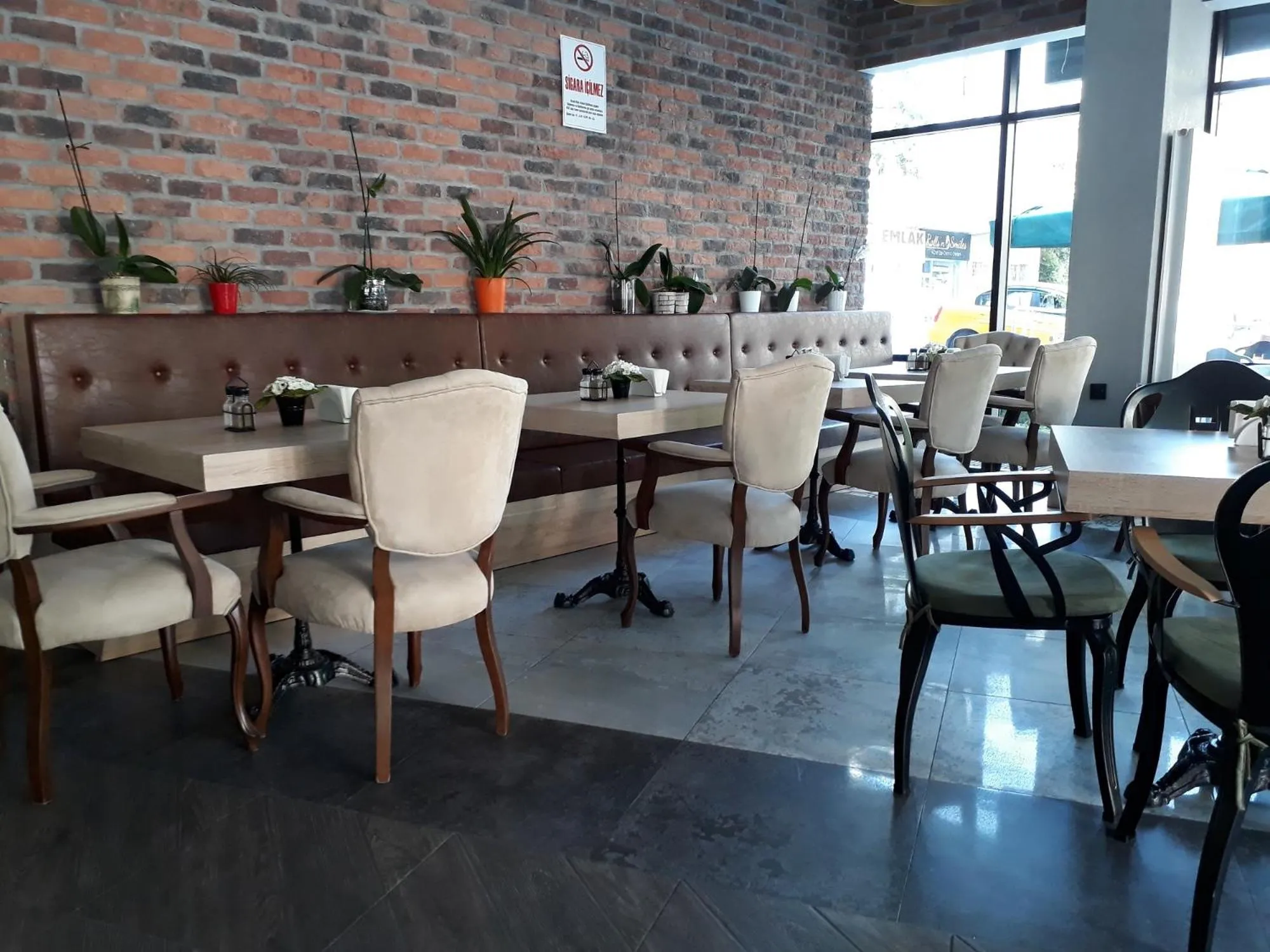 Restaurant/places to eat in Aldino Residence