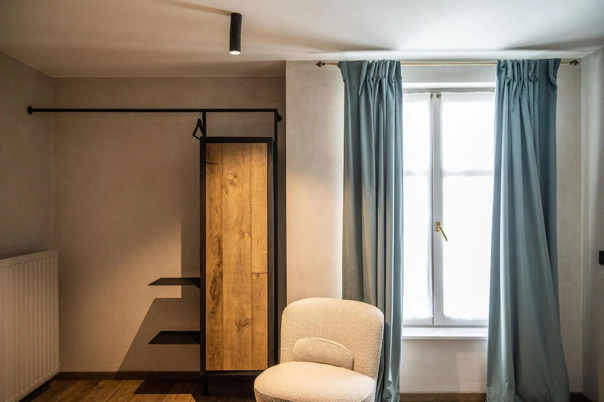 wardrobe in Hotel LEA - Maison Caerdinael