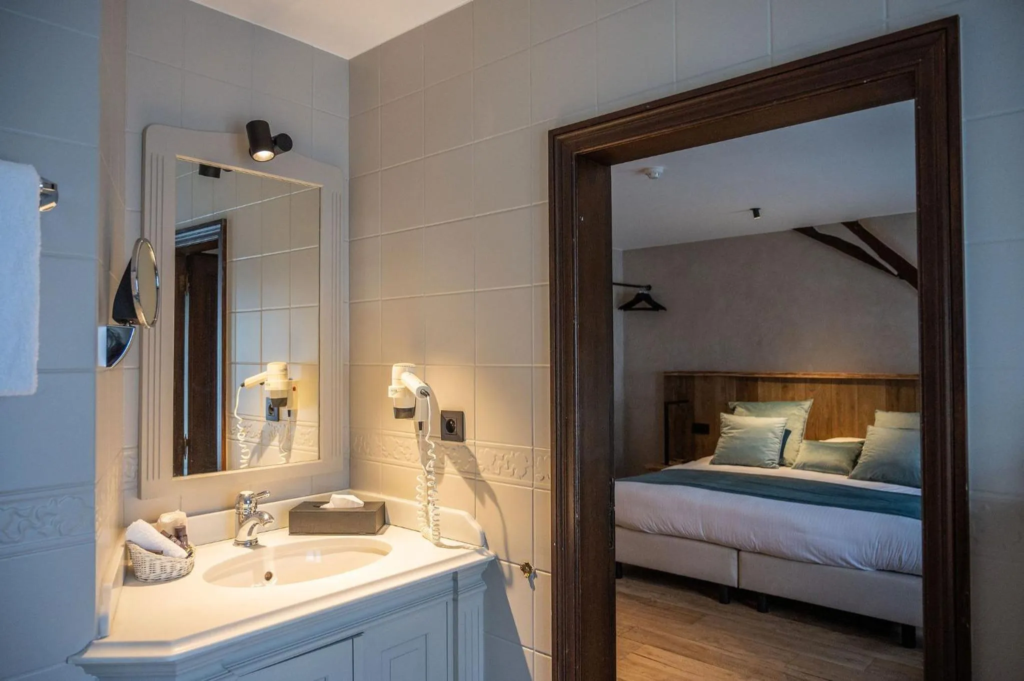 Bathroom, Bed in Hotel LEA - Maison Caerdinael