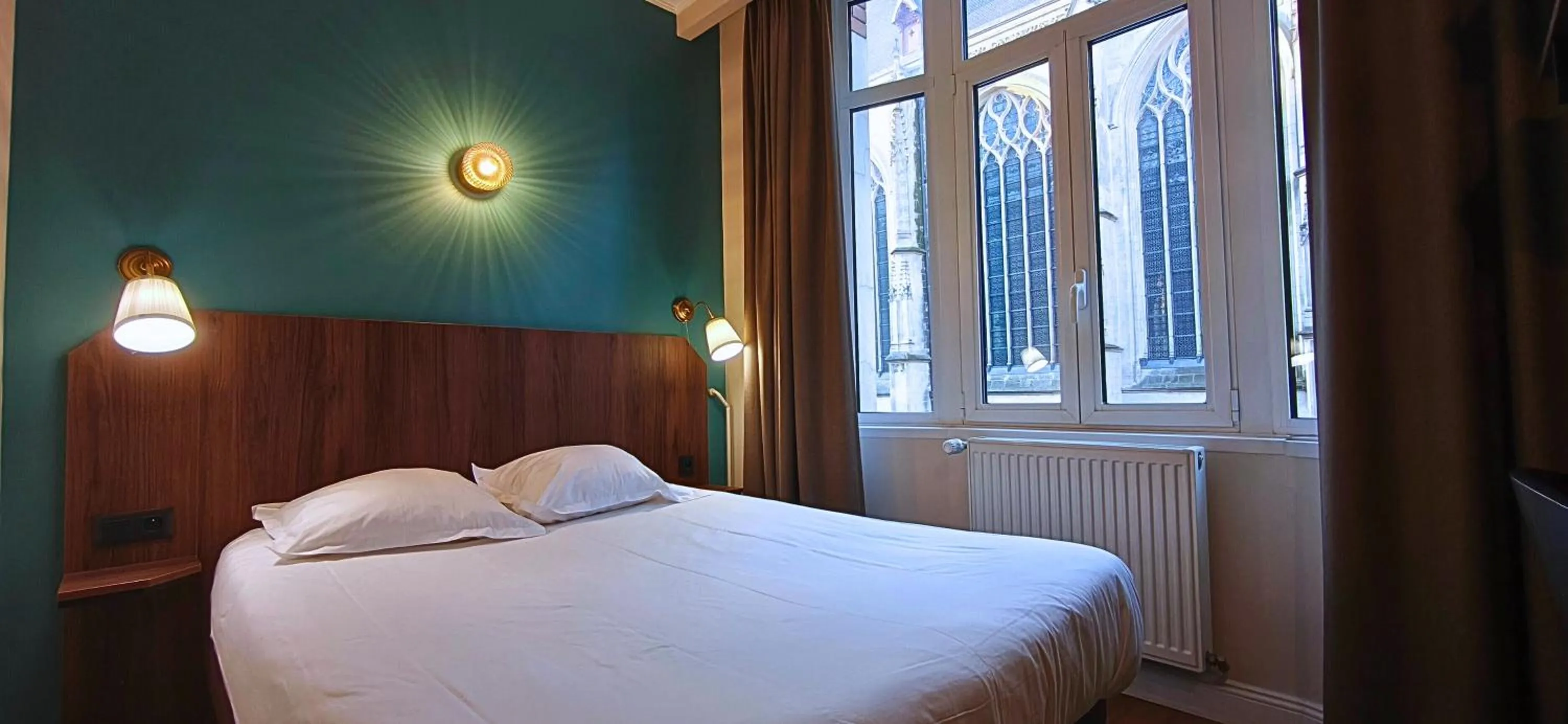 Bed in Hôtel Saint Maurice