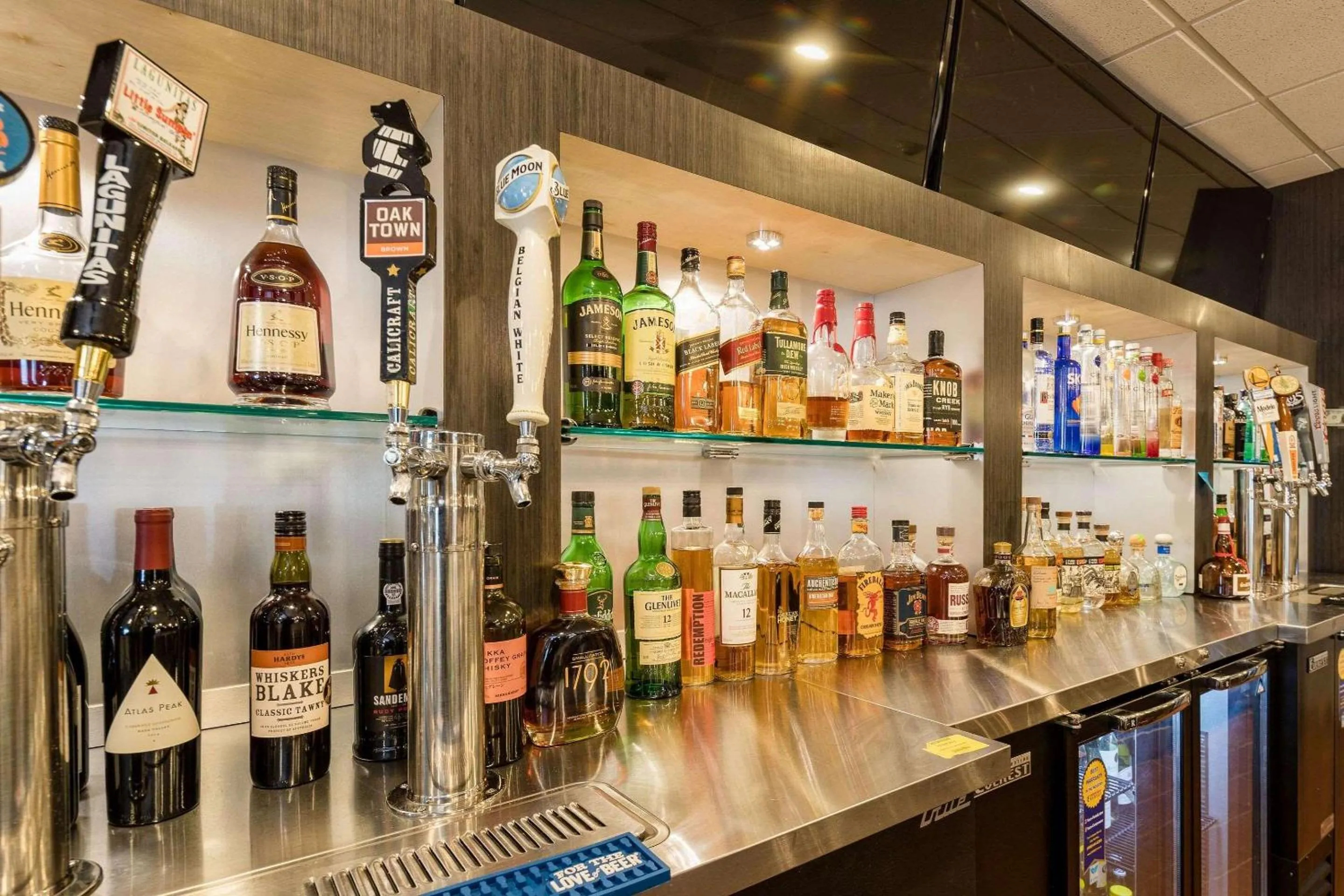Lounge or bar in Radisson Hotel Oakland Airport