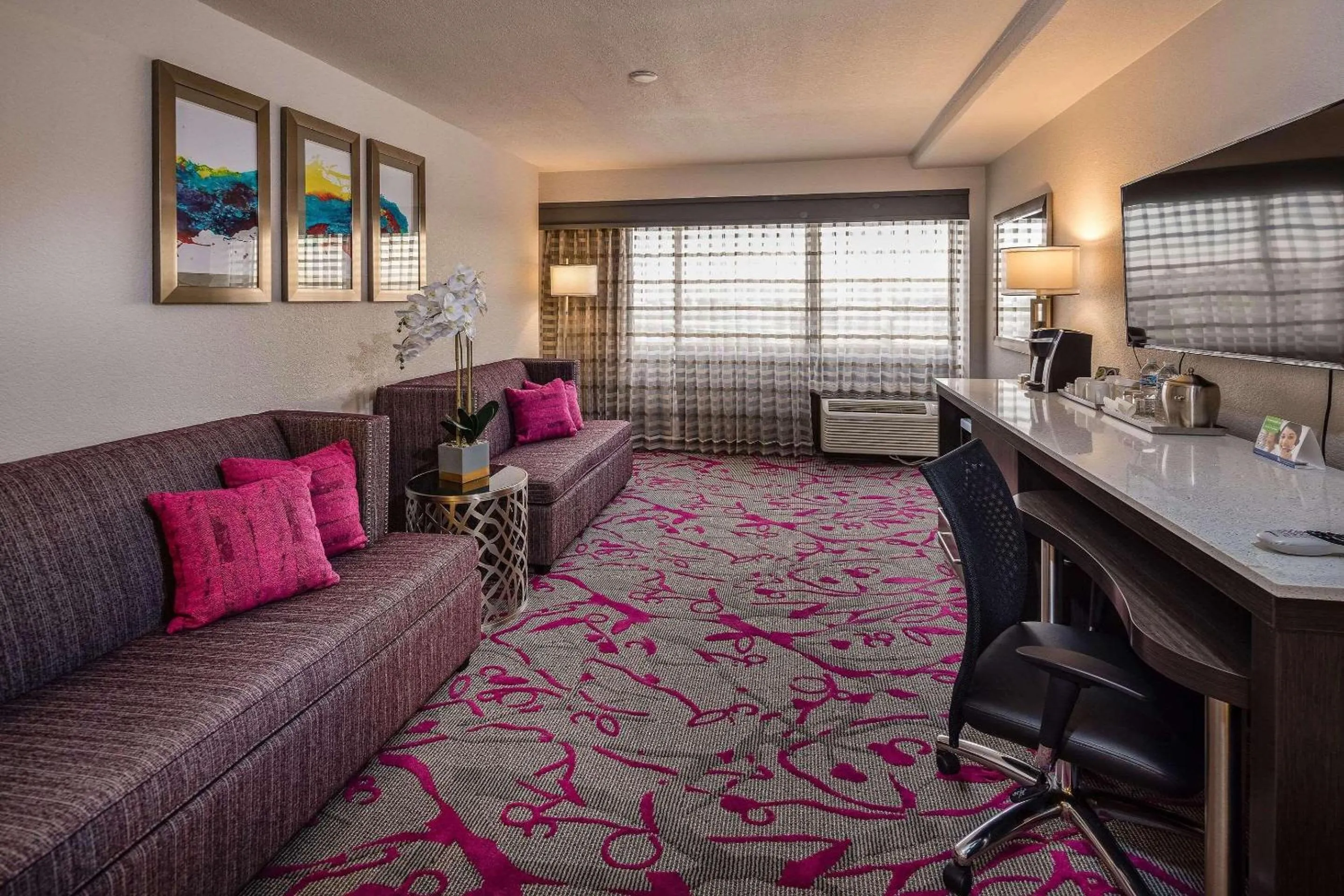 Bedroom in Radisson Hotel Oakland Airport