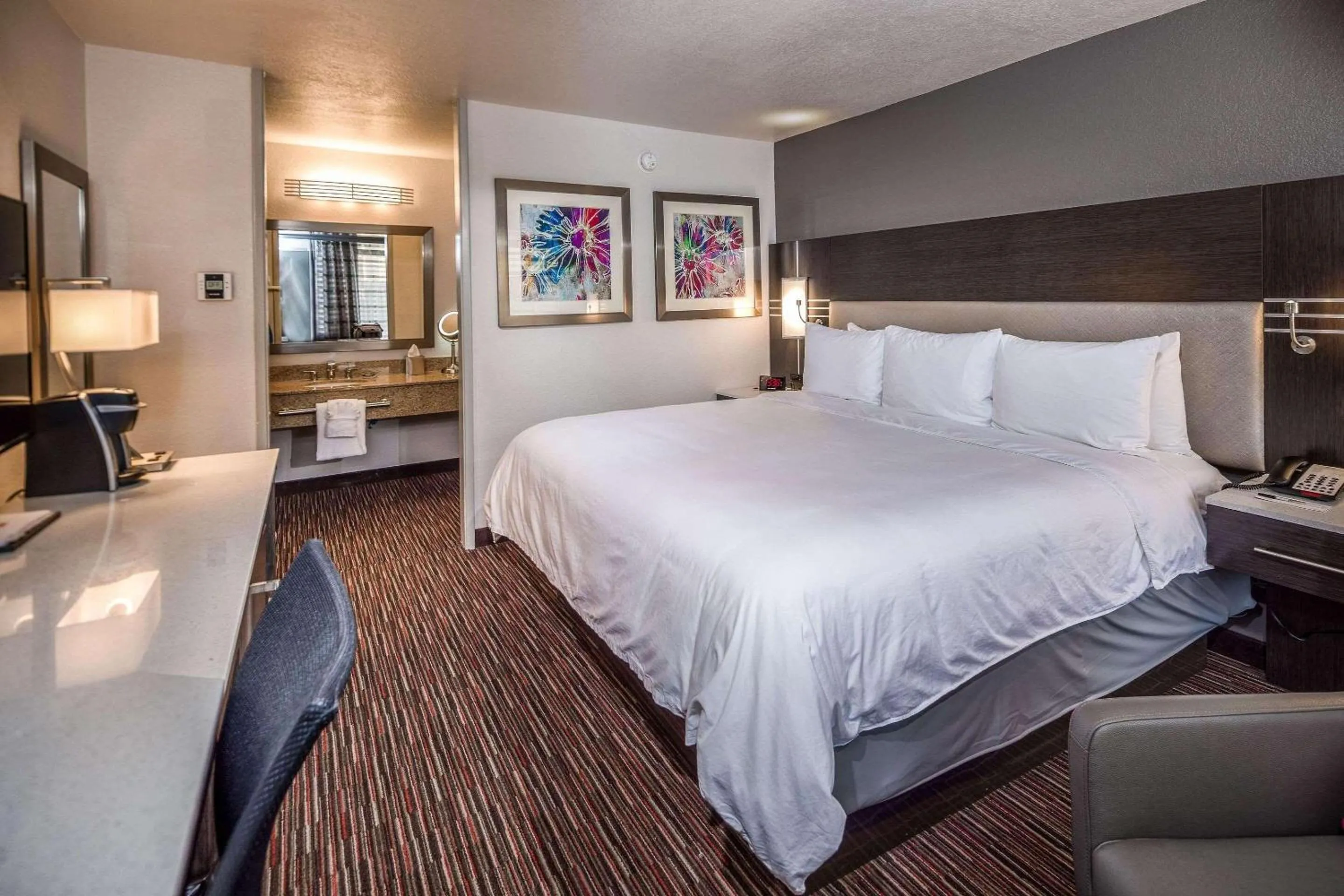 Bedroom in Radisson Hotel Oakland Airport