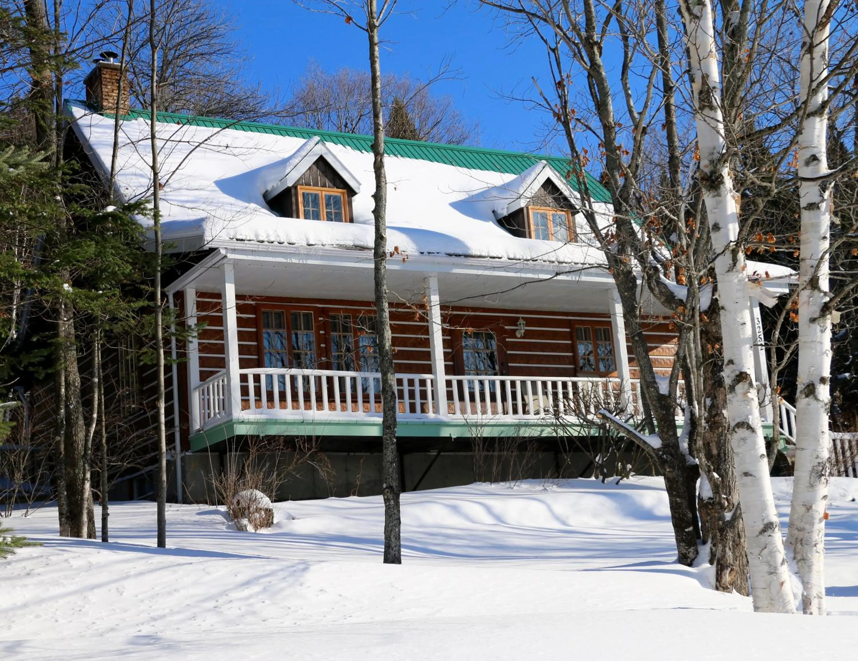 Facade/entrance in Aux Retrouvailles spa à l'année