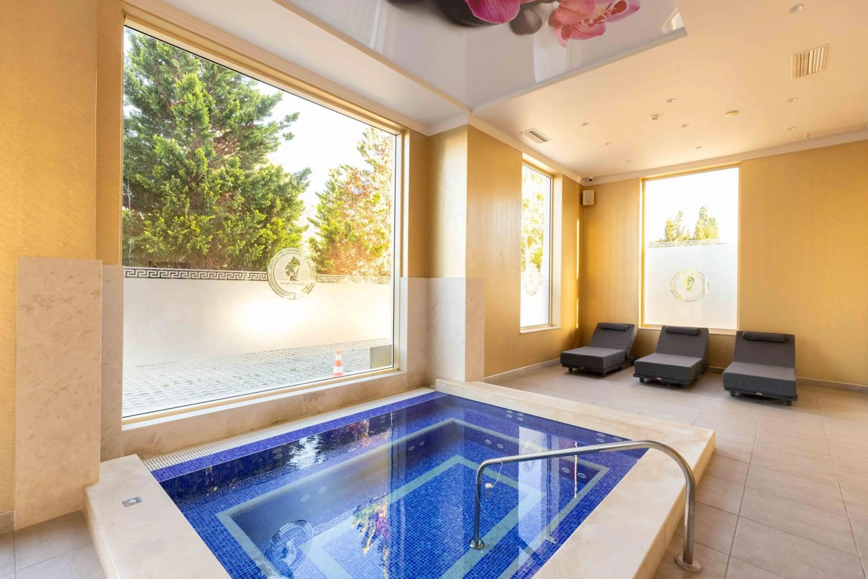 Hot Tub in Rome Palace Deluxe - All Inclusive Premium