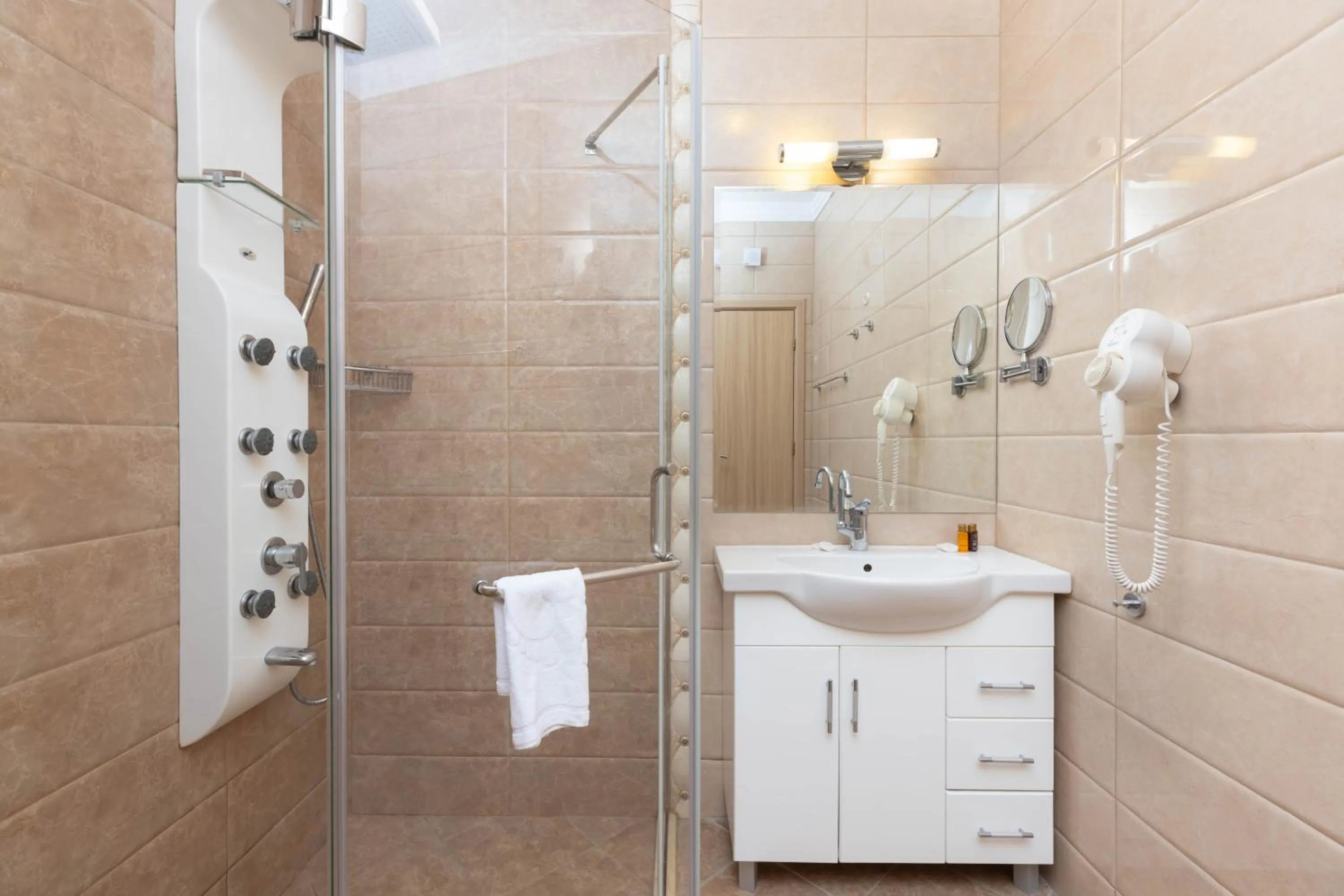 Shower in Rome Palace Deluxe - All Inclusive Premium