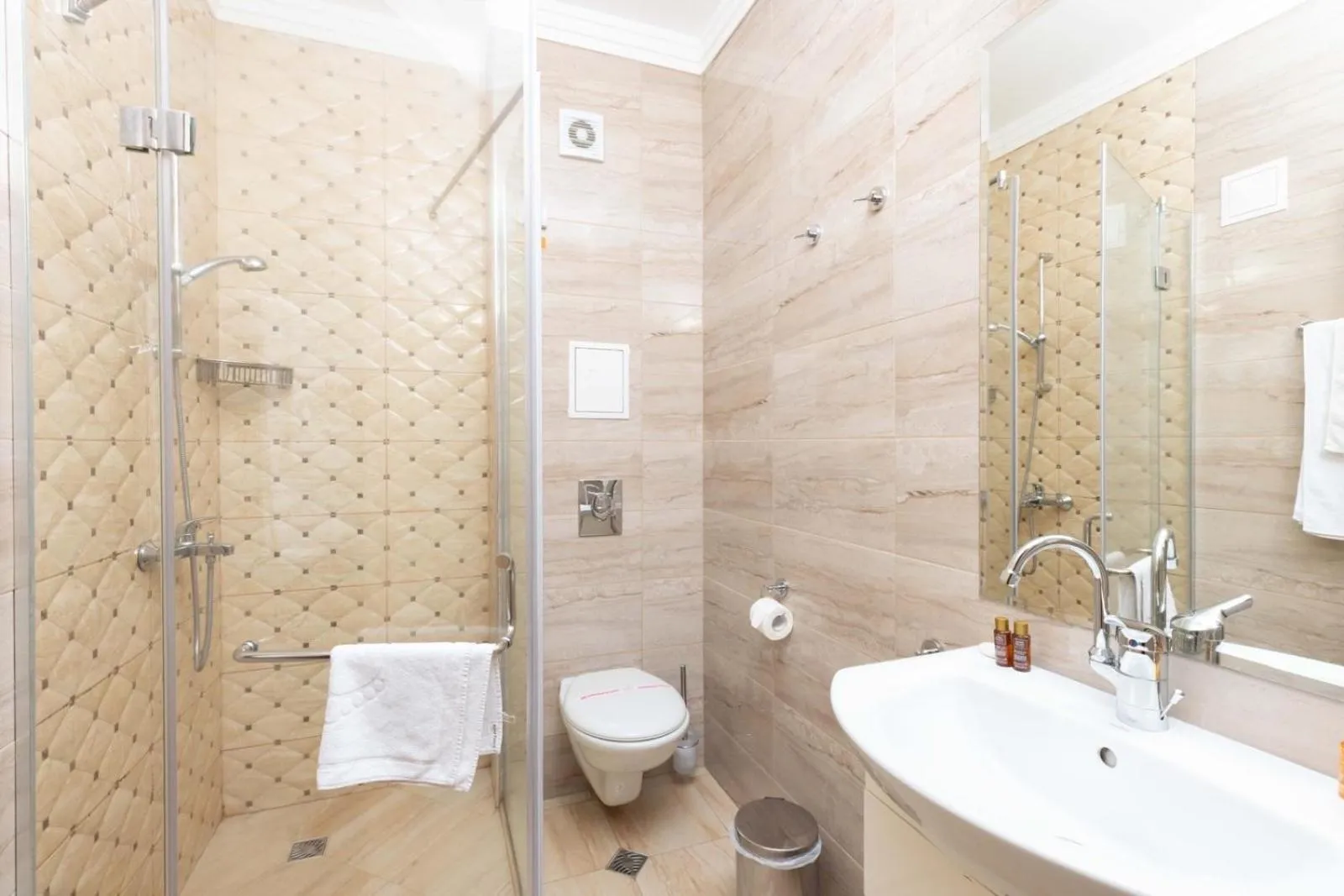 Shower in Rome Palace Deluxe - All Inclusive Premium