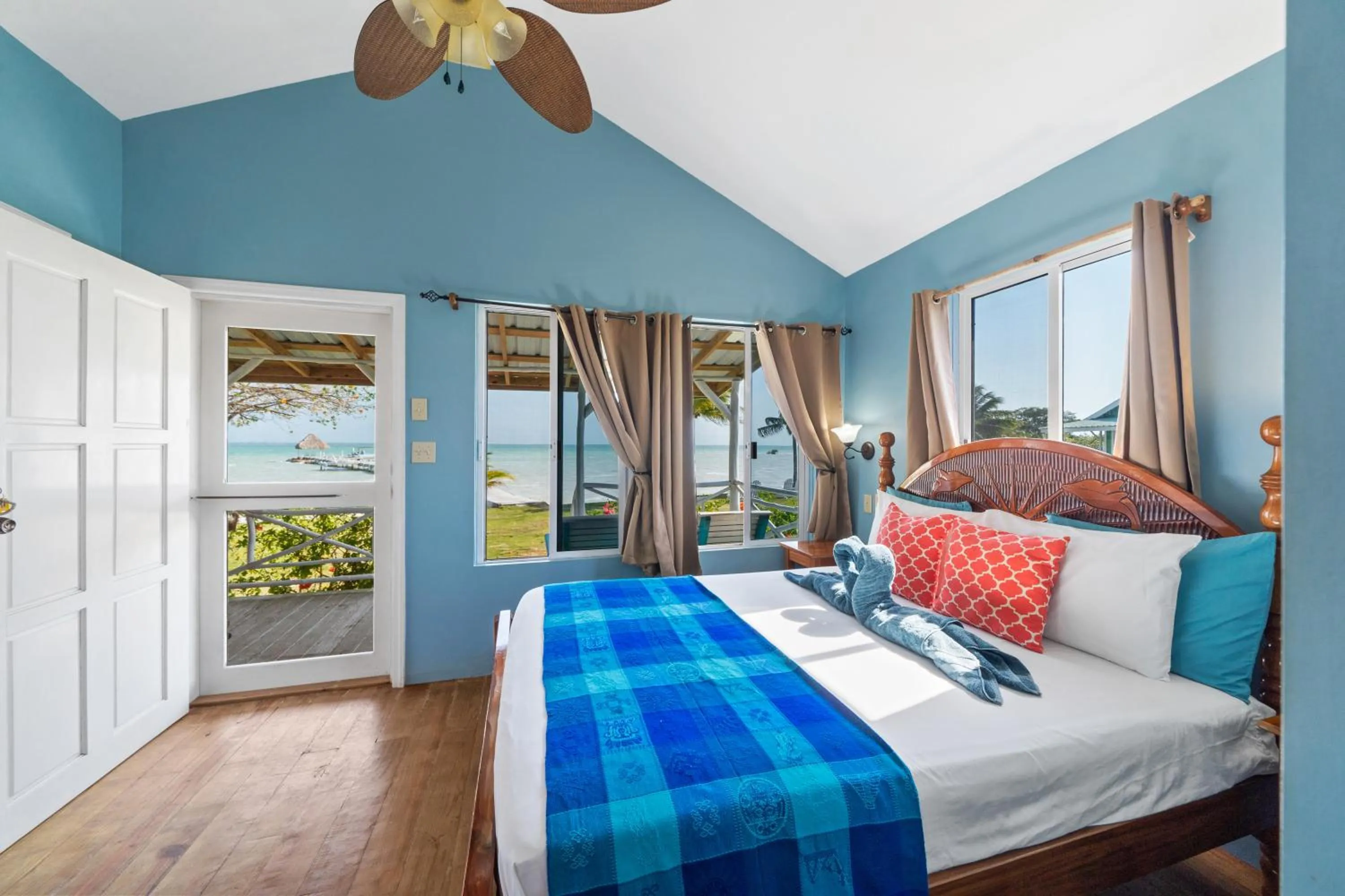 Bedroom, Bed in Tilt-Ta-Dock Resort Belize