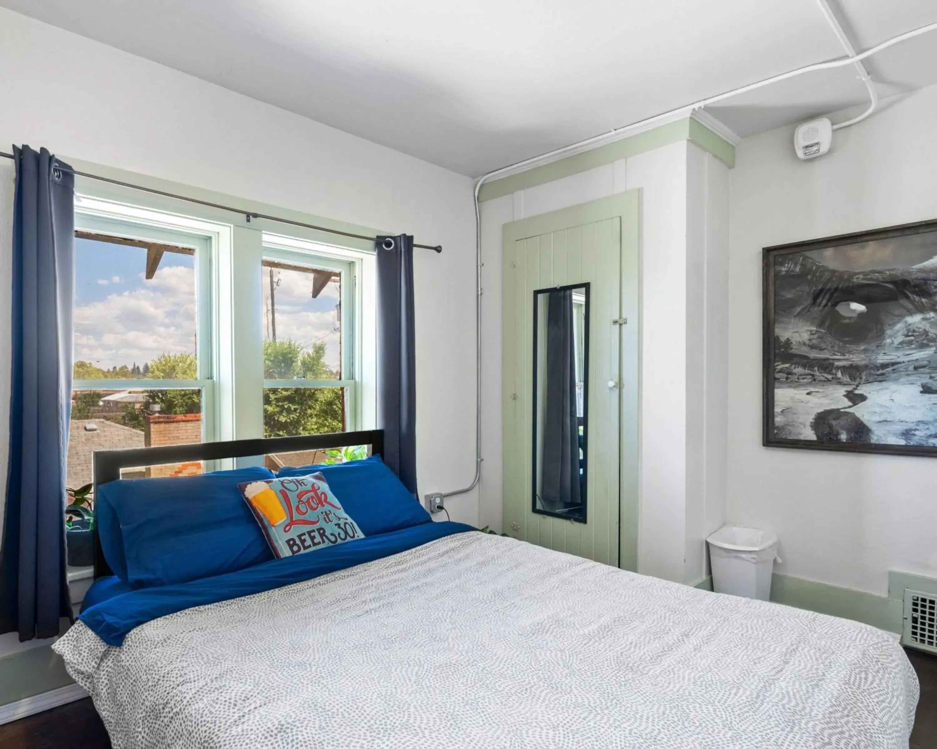 Double Room with Shared Bathroom in Bunk & Brew Historic Lucas House - Hostel Double Room with Shared Bathroom in Bunk & Brew Historic Lucas House - Hostel