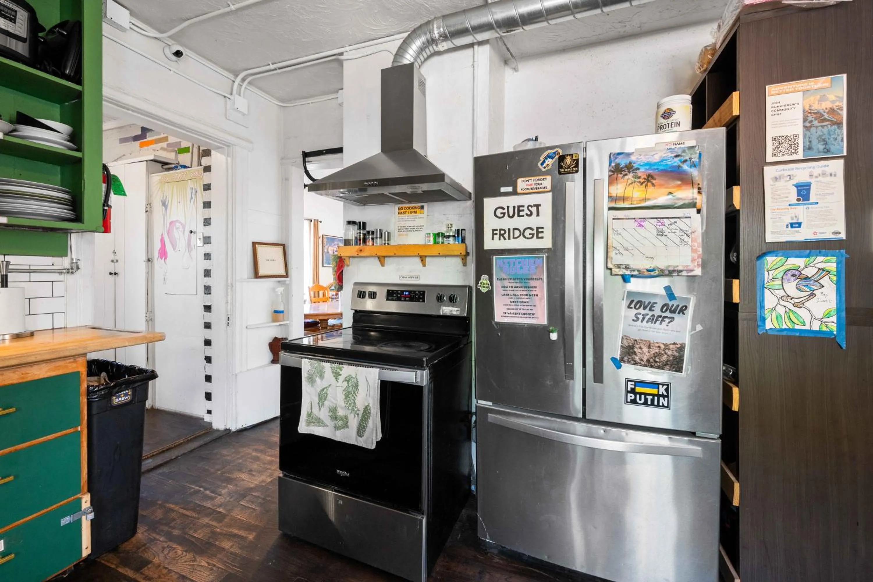 Communal kitchen in Bunk & Brew Historic Lucas House - Hostel