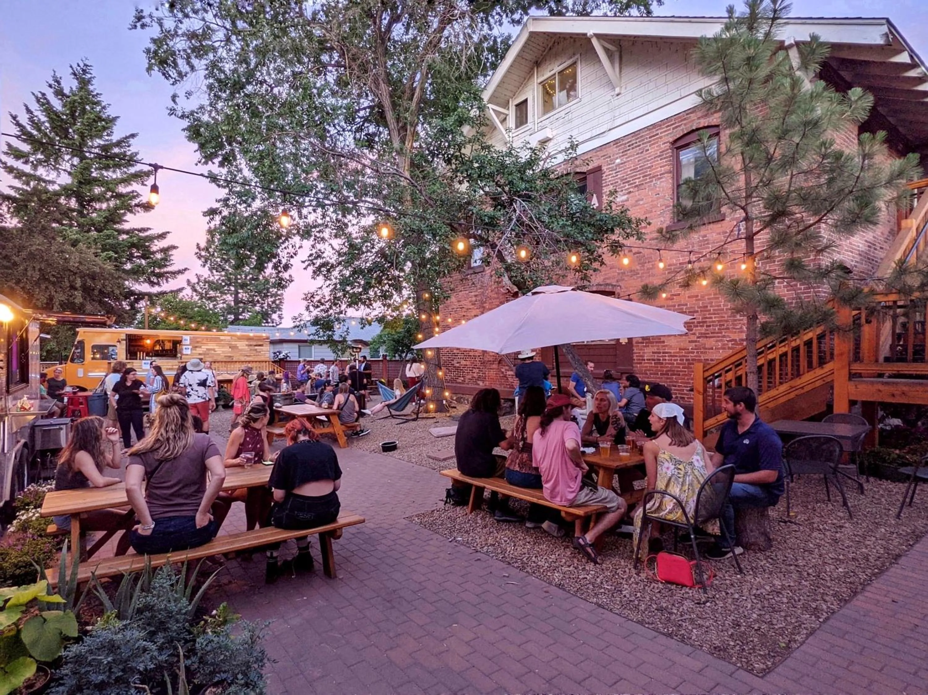 Property building in Bunk & Brew Historic Lucas House - Hostel