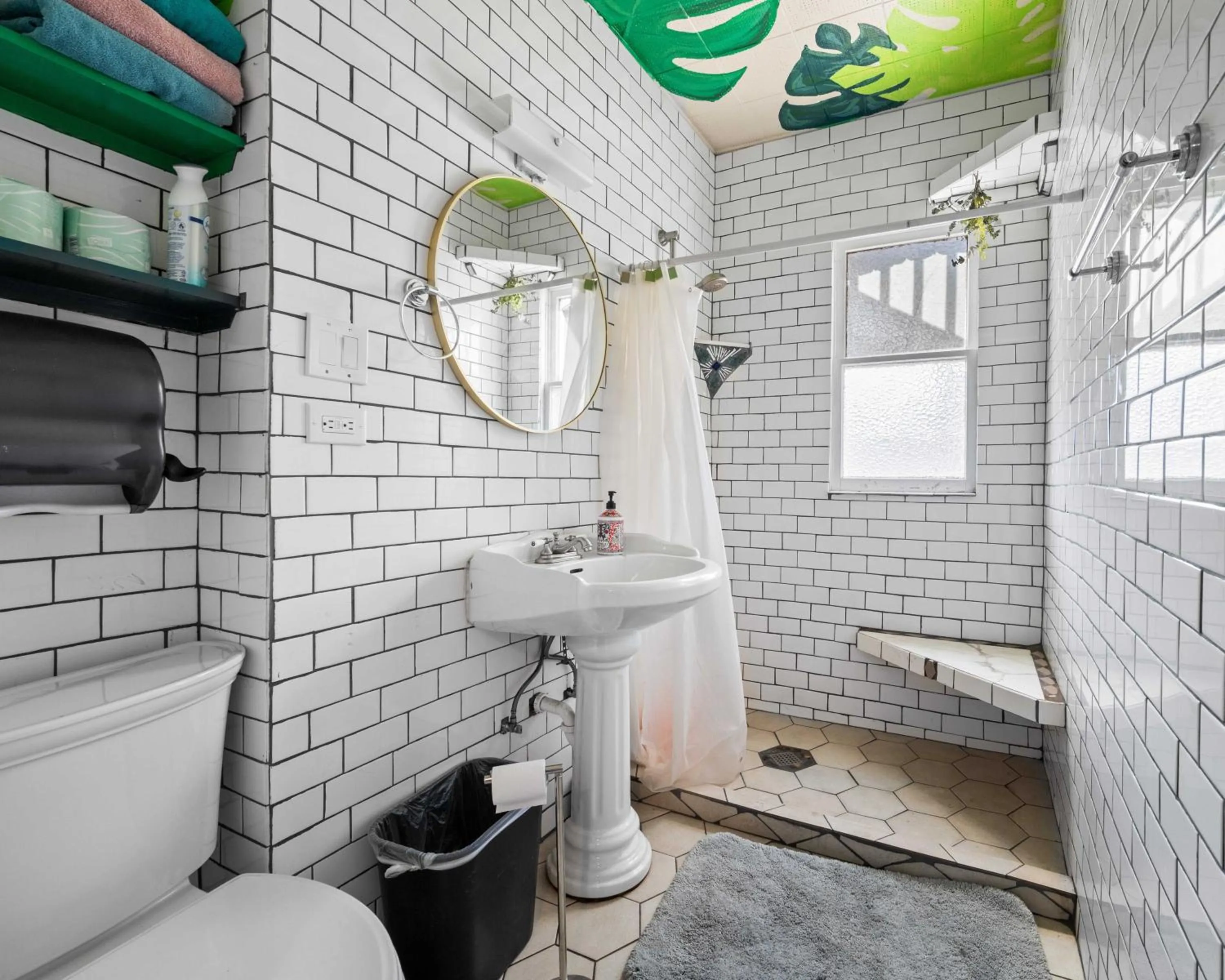 Bathroom in Bunk & Brew Historic Lucas House - Hostel