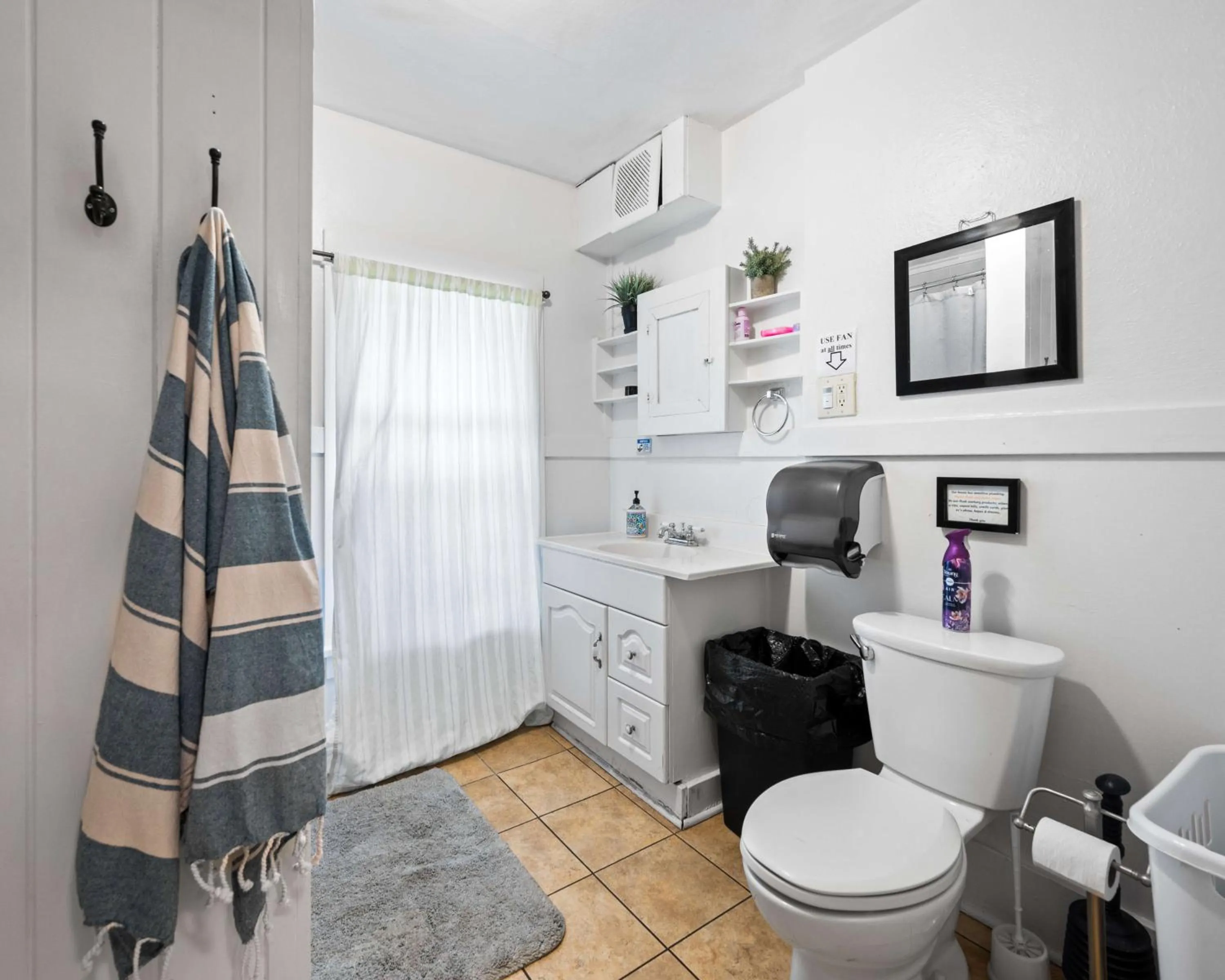 Bathroom in Bunk & Brew Historic Lucas House - Hostel