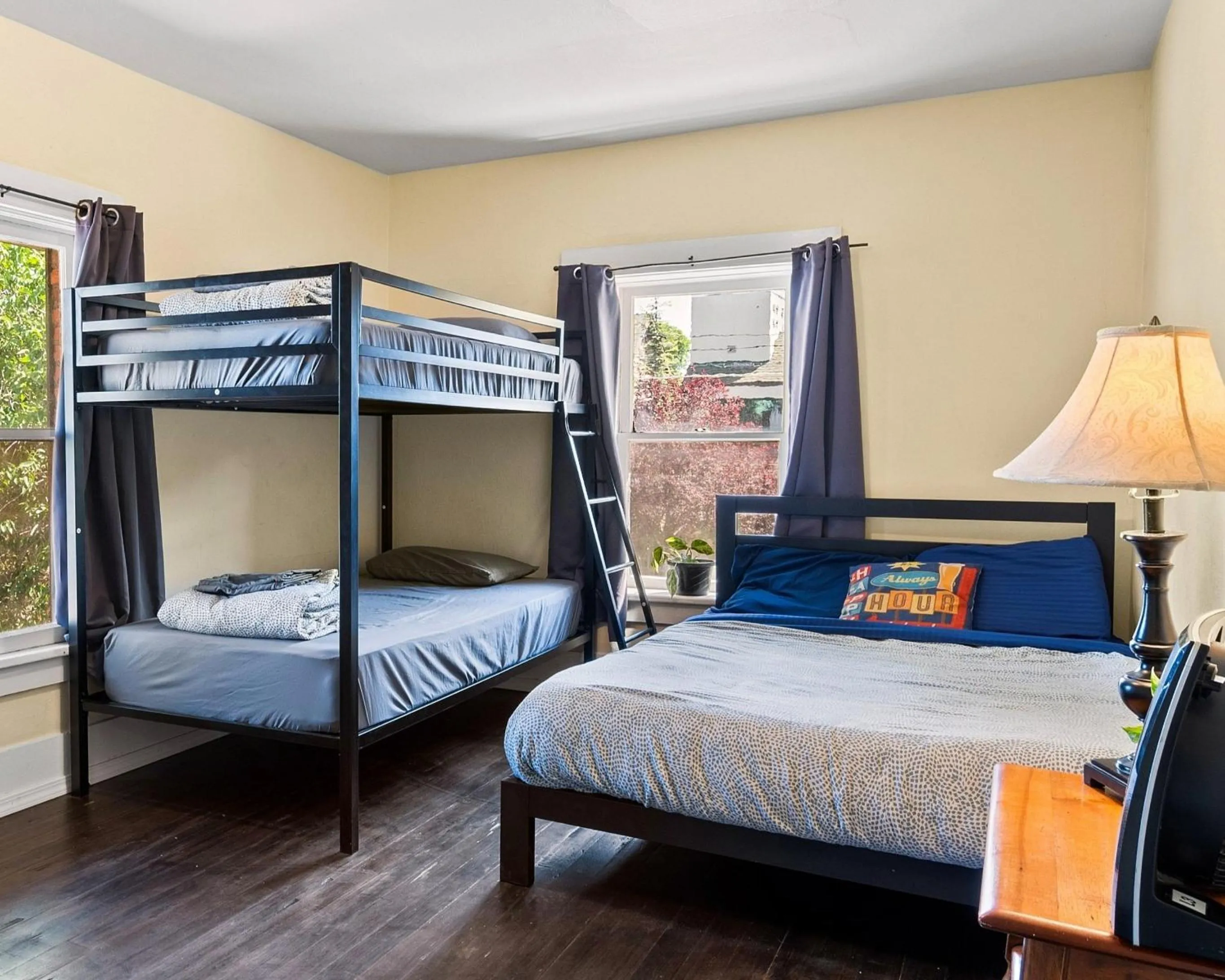 Bed in Bunk & Brew Historic Lucas House - Hostel