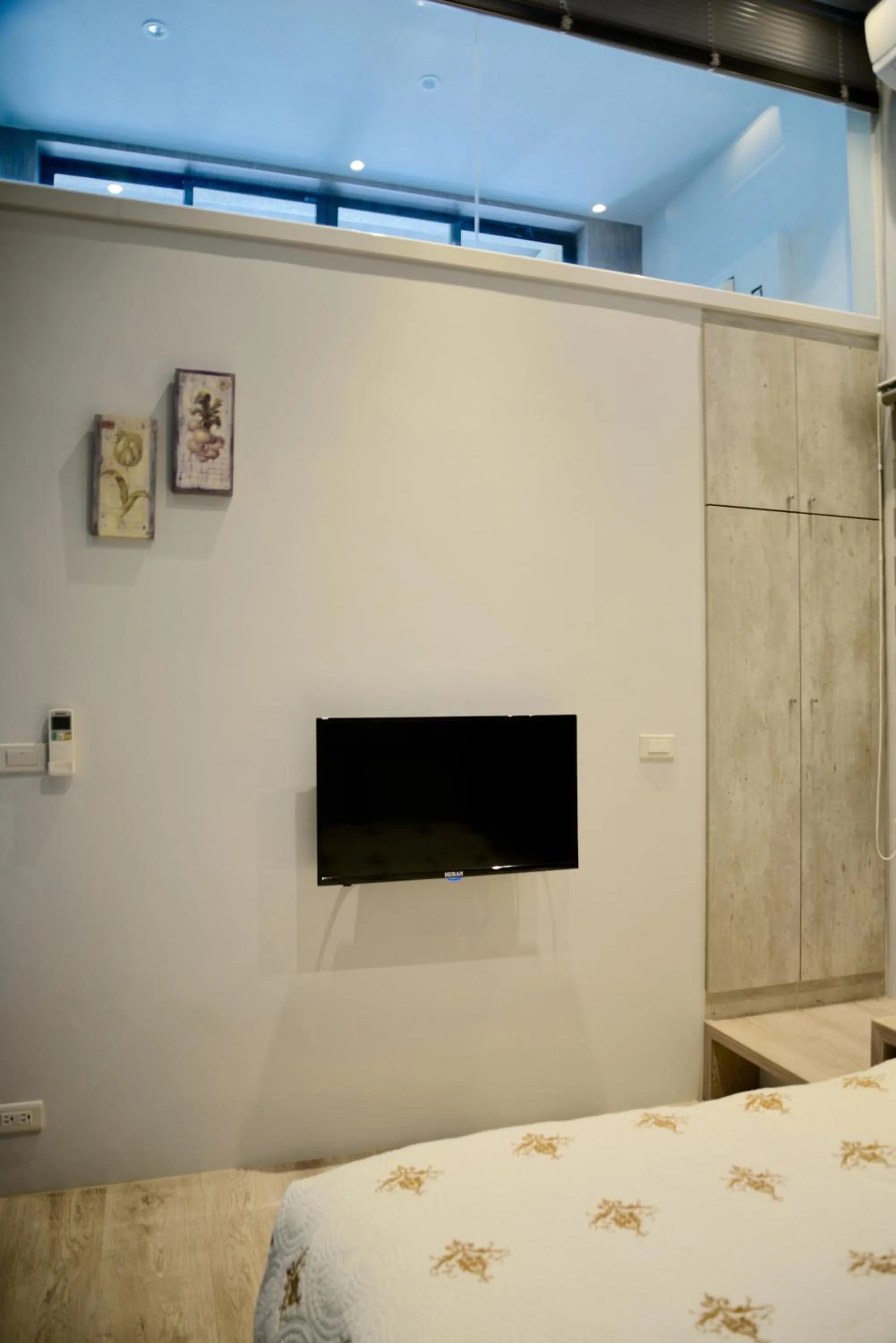 Decorative detail, Bed in Happy House B&B