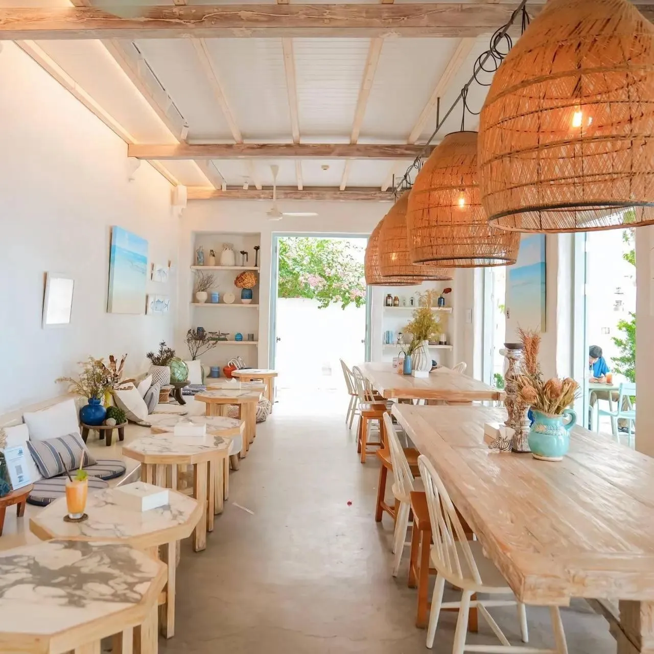 Restaurant/places to eat in Resort de Paskani