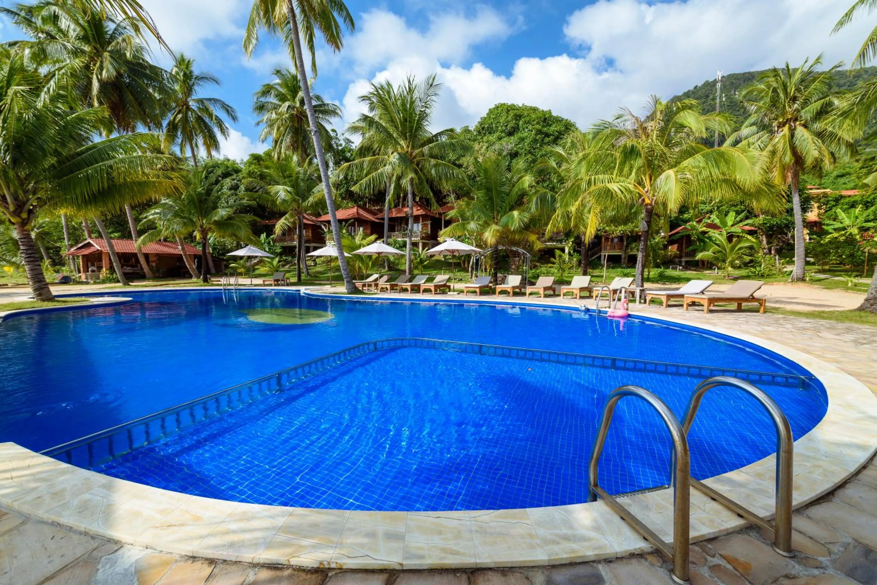 Swimming pool in Mango Beach Resort
