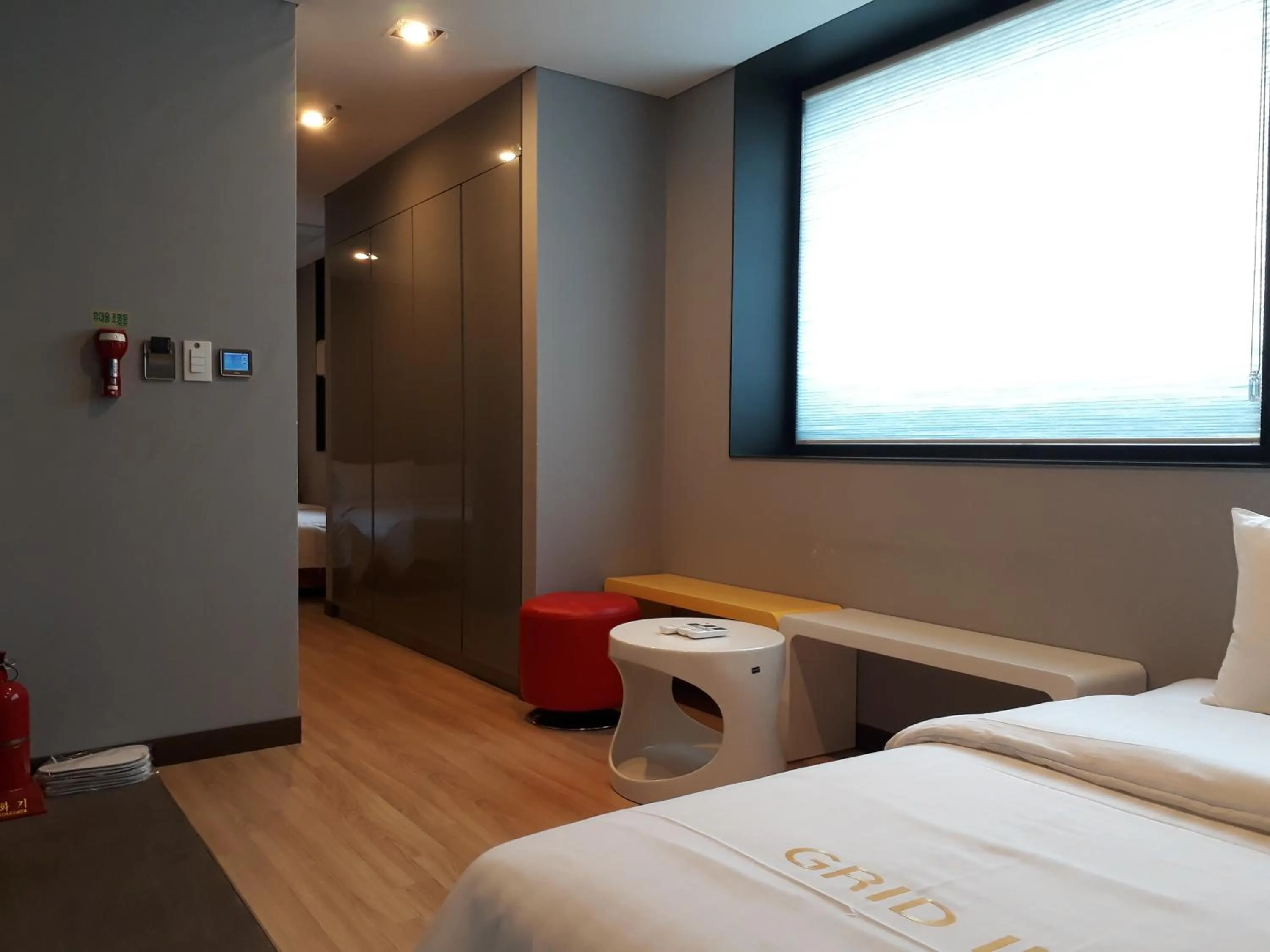 Living room, Bed in Grid Inn Hotel