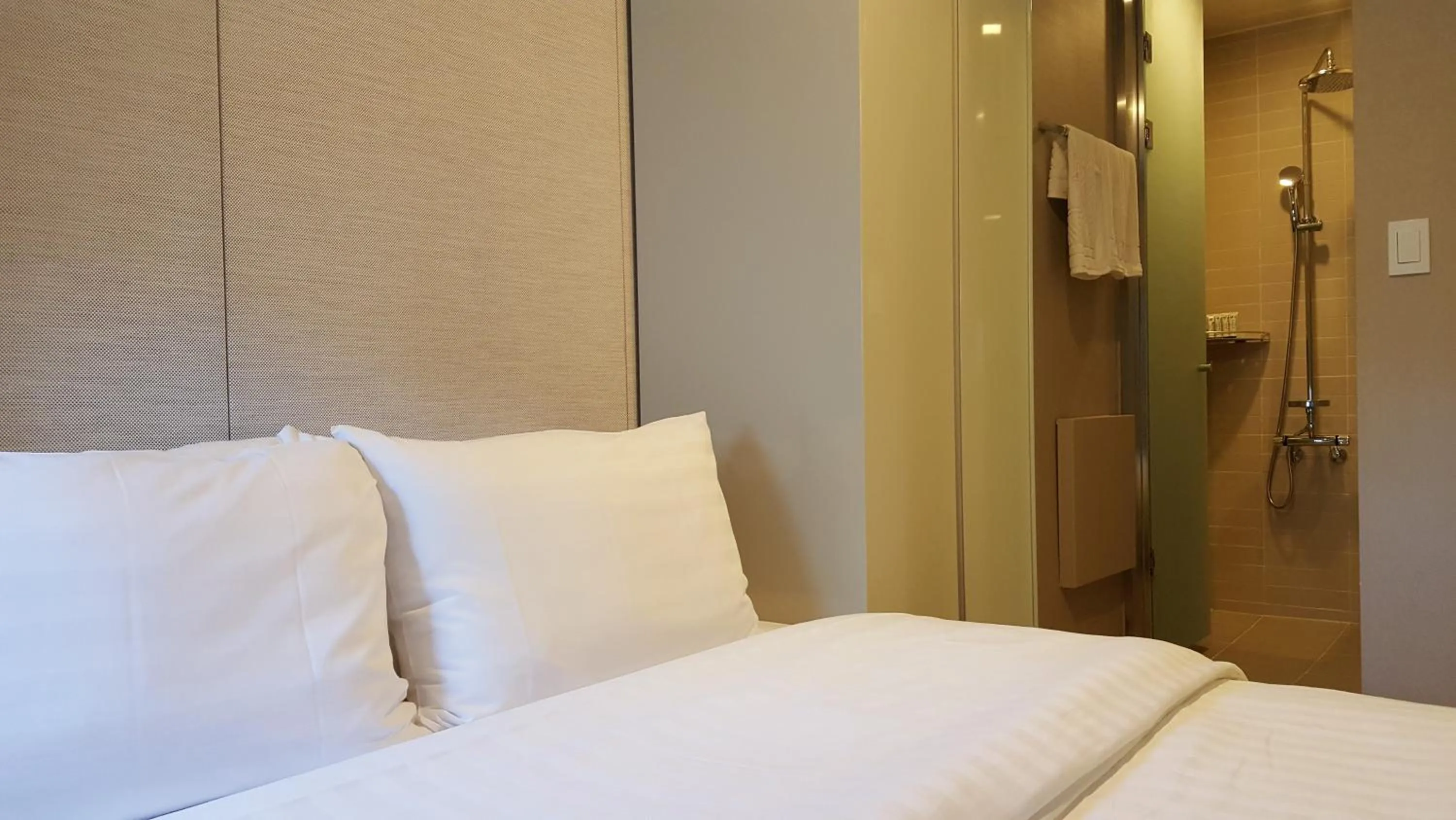 Bedroom, Bed in Grid Inn Hotel