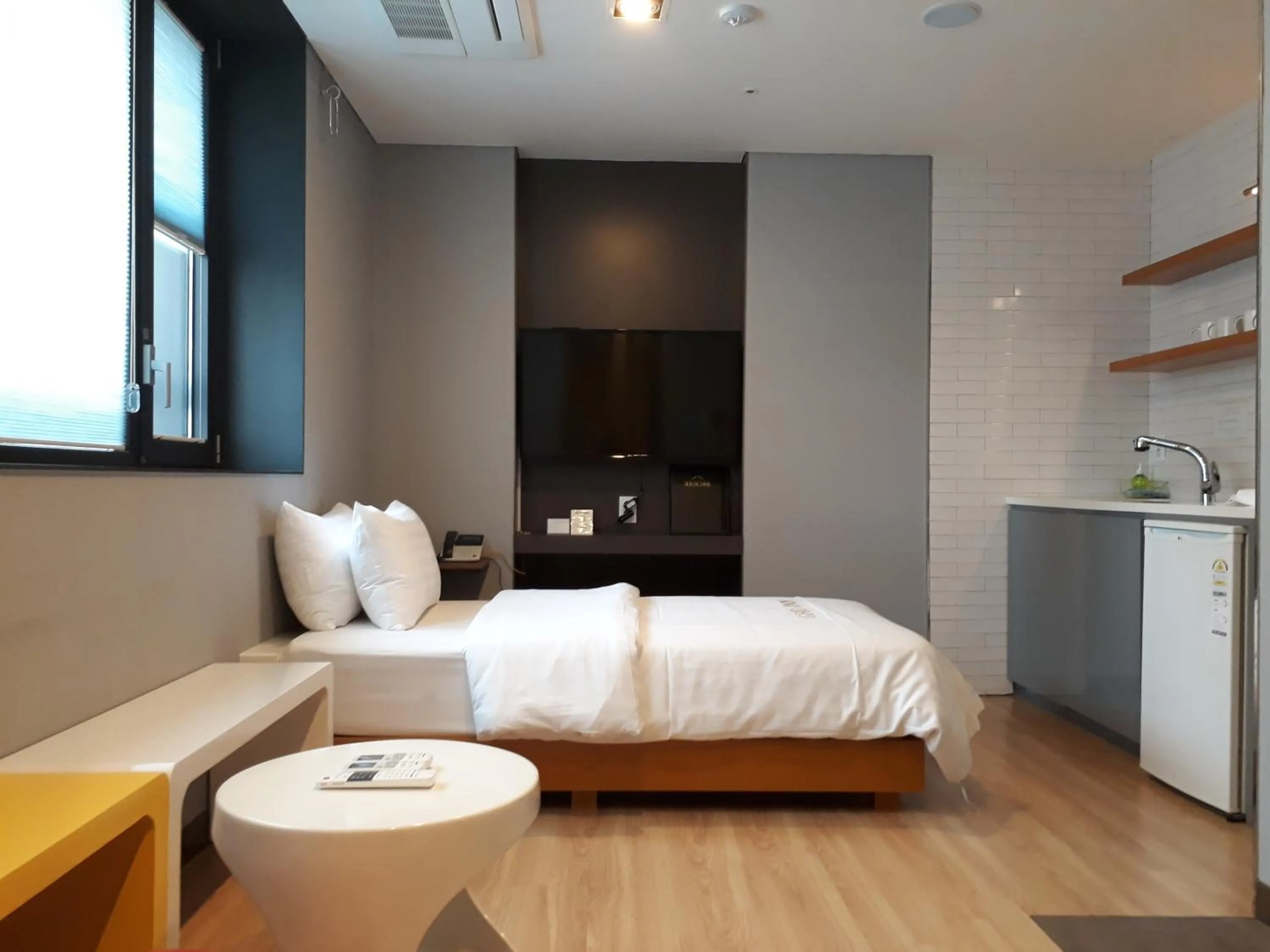 Photo of the whole room, Bed in Grid Inn Hotel