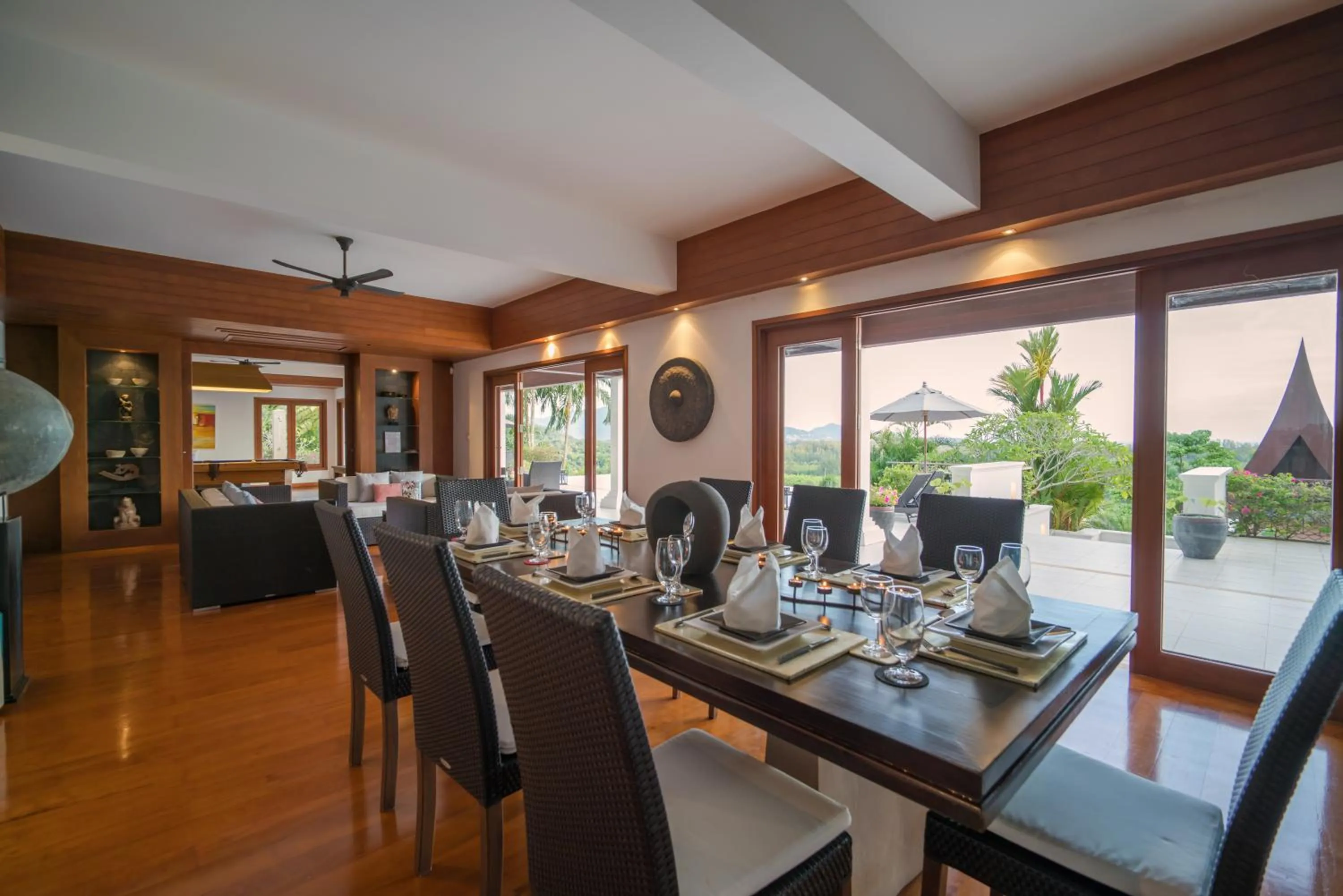 Dining area in Vichuda Hills by RESAVA