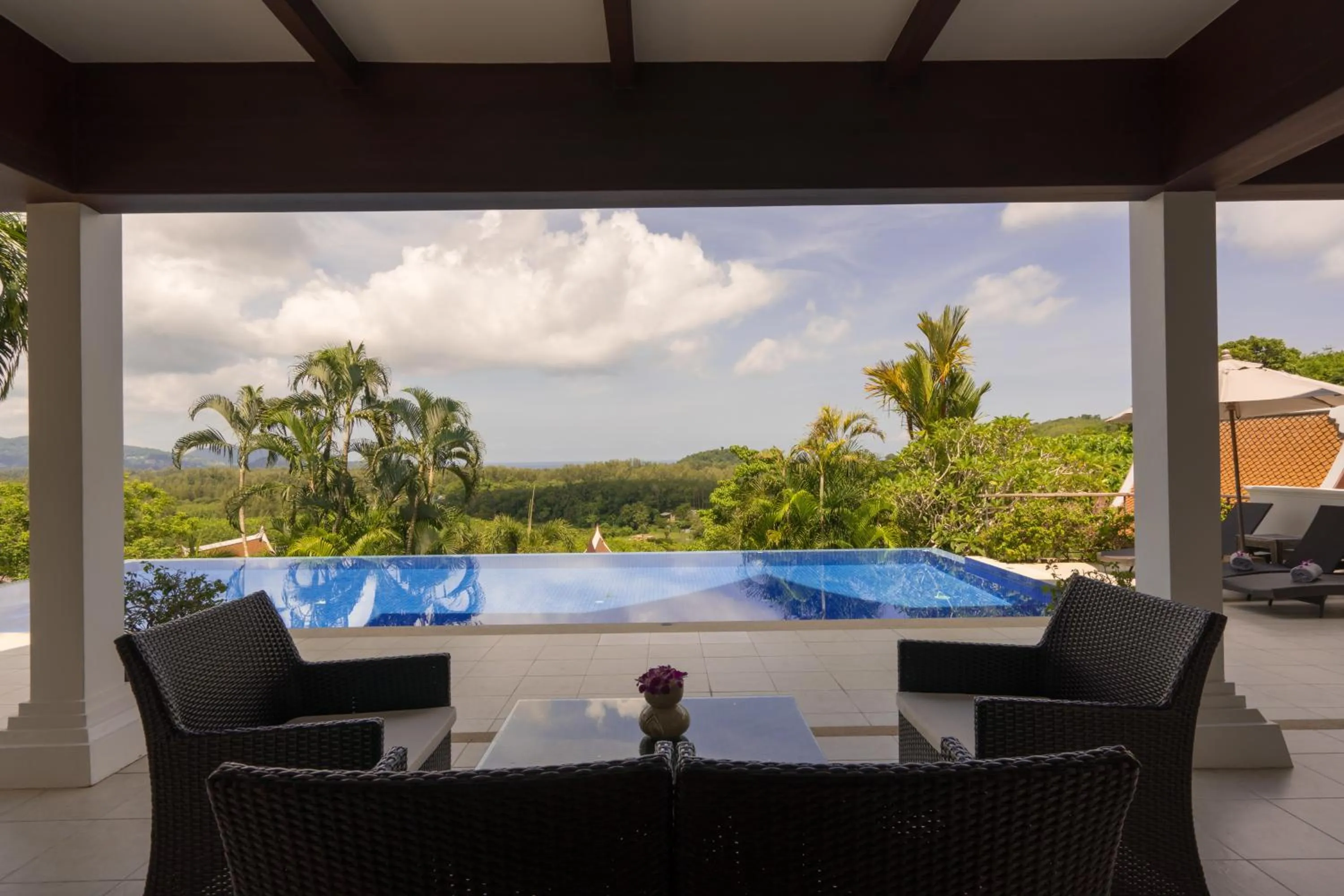 Swimming pool in Vichuda Hills by RESAVA