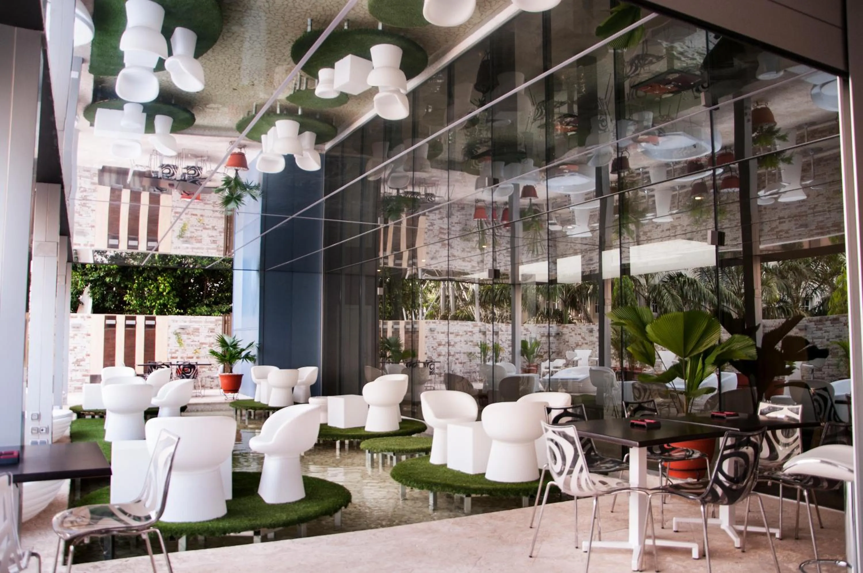 Lounge or bar in SV Chrome