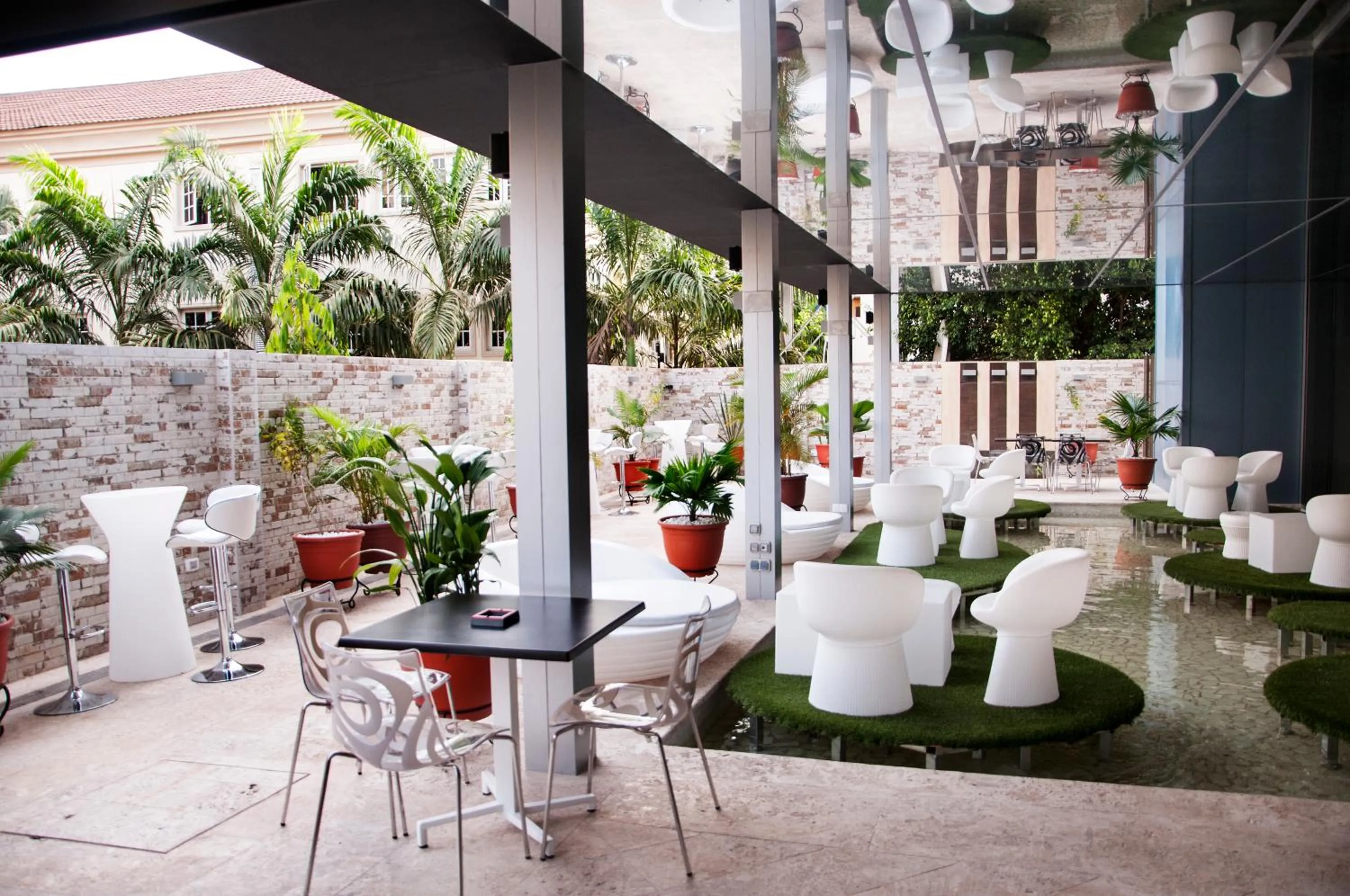 Lounge or bar in SV Chrome