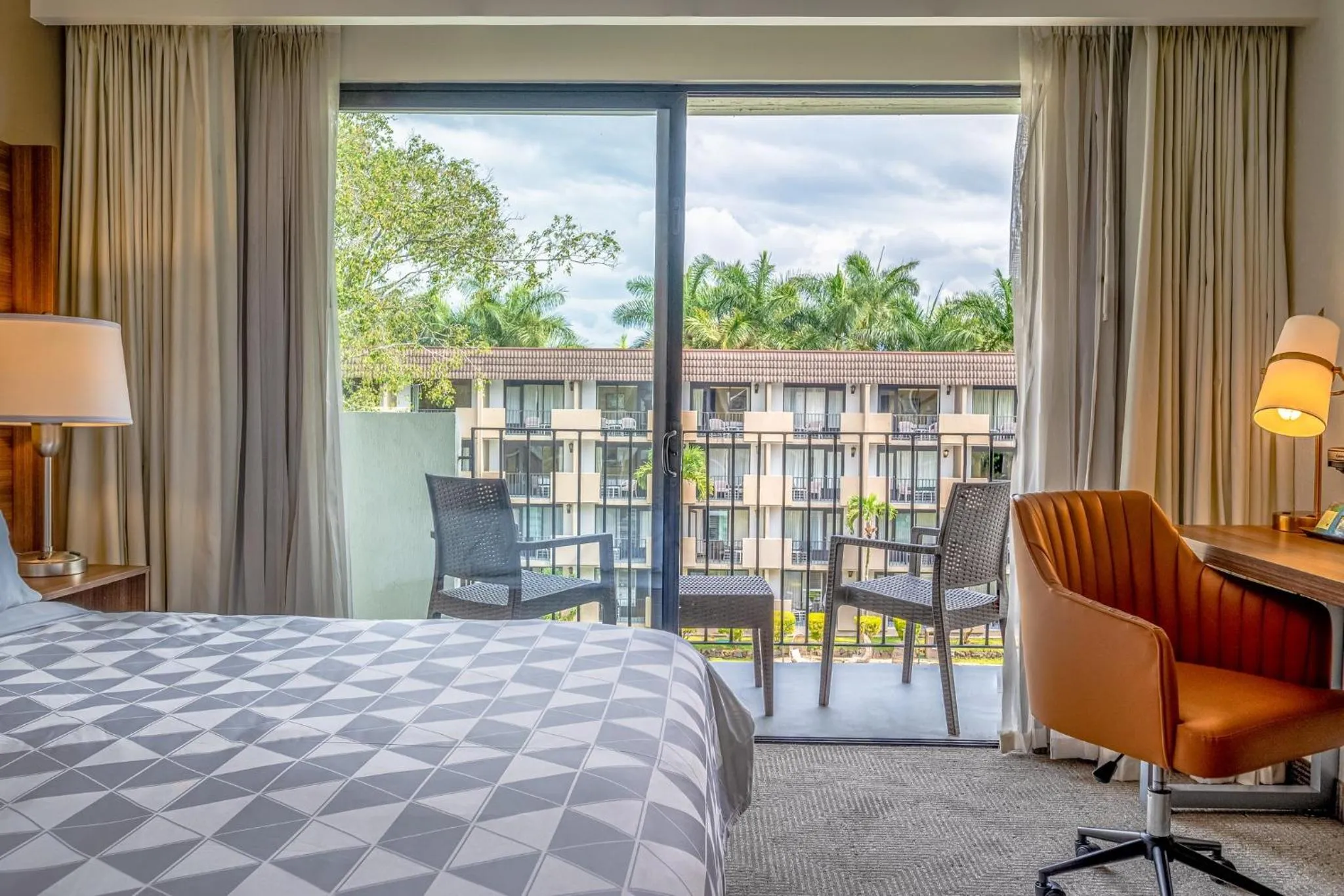 Photo of the whole room, Bed in Holiday Inn San Jose La Sabana by IHG