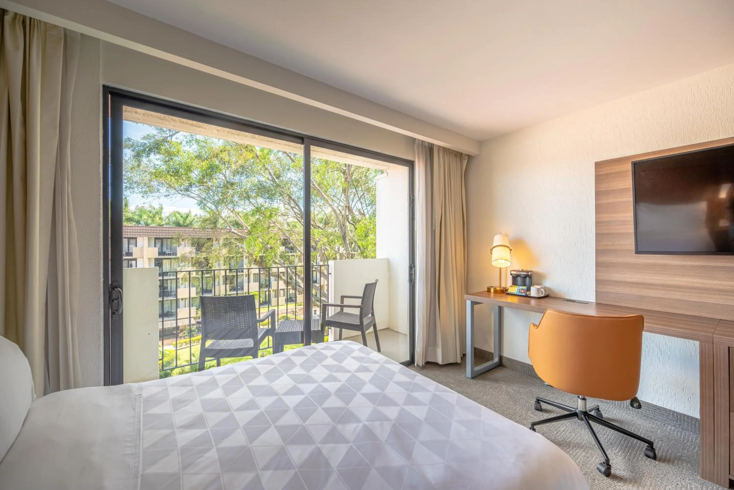 Photo of the whole room, Bed in Holiday Inn San Jose La Sabana by IHG