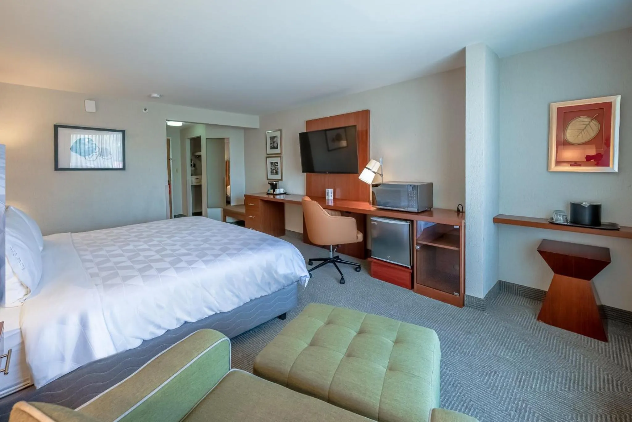 Photo of the whole room, Bed in Holiday Inn San Jose La Sabana by IHG