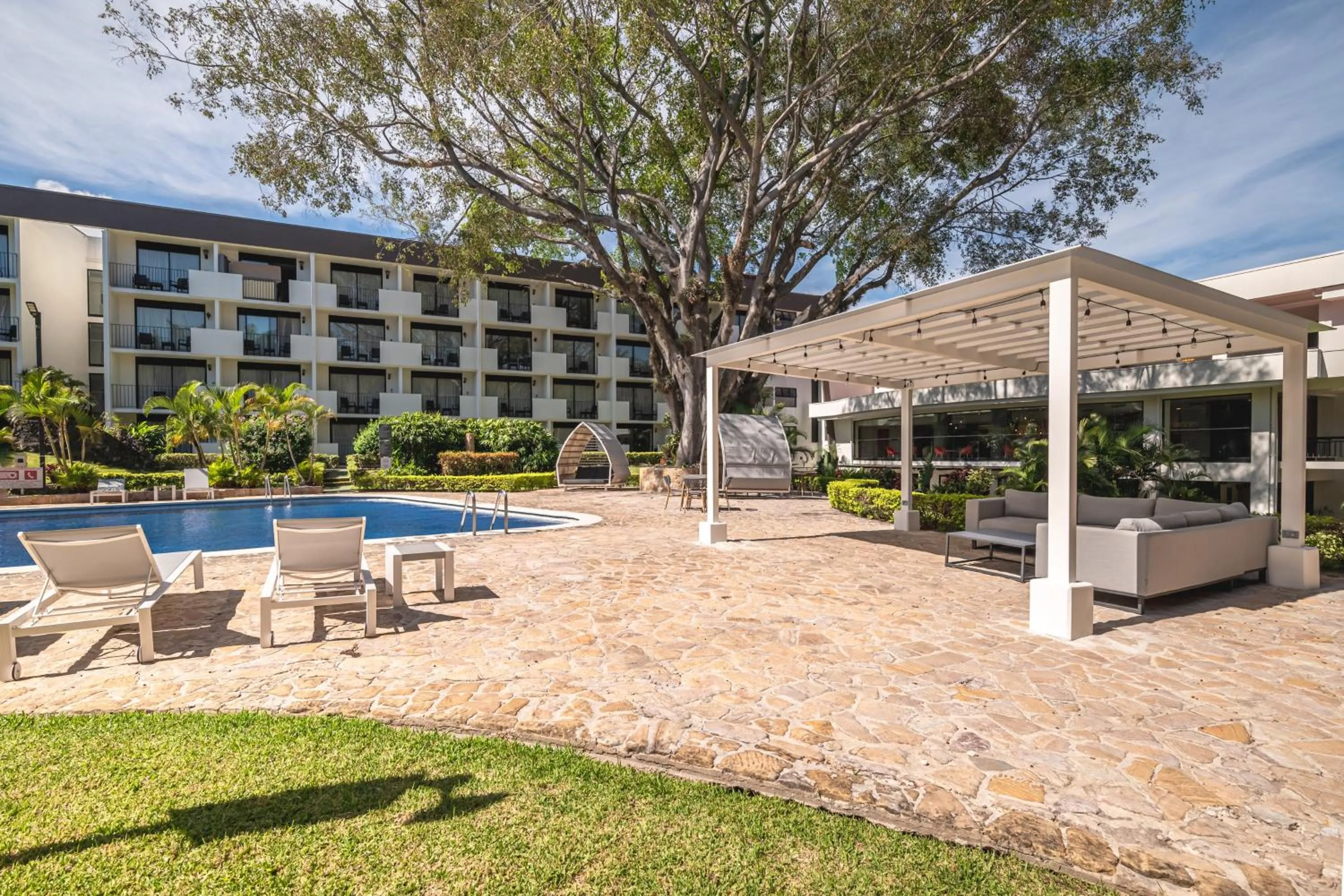 Swimming pool in Holiday Inn San Jose La Sabana by IHG