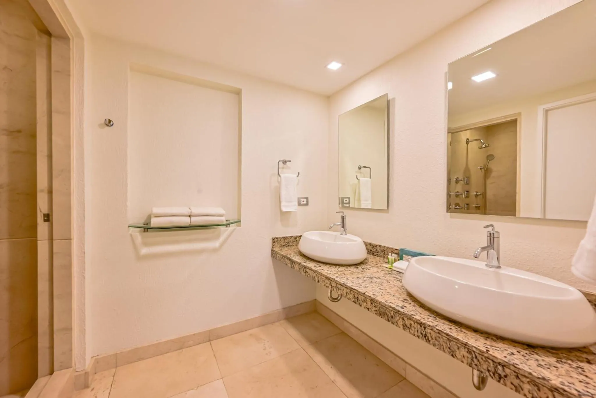 Bathroom in Holiday Inn San Jose La Sabana by IHG