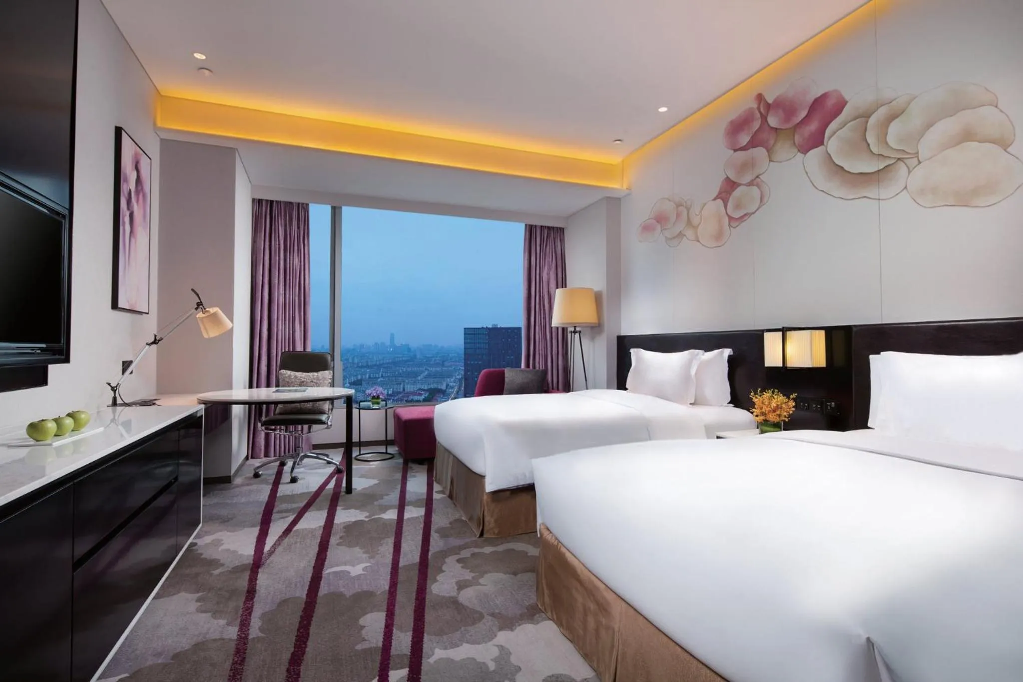 Photo of the whole room, Bed in Crowne Plaza Kunshan by IHG