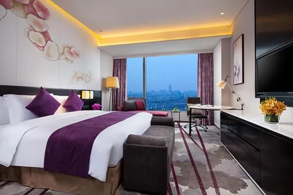 Photo of the whole room, Bed in Crowne Plaza Kunshan by IHG