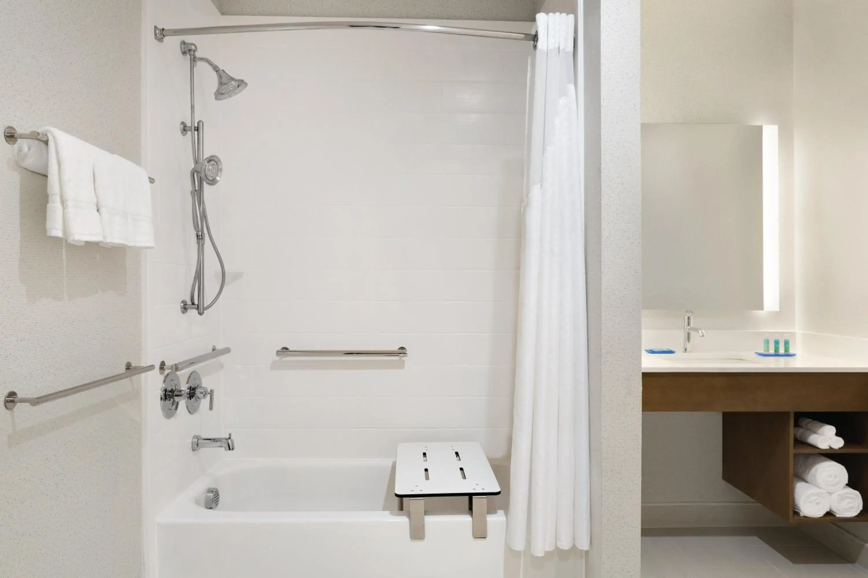 King Room with Roll in Shower - Hearing Accessible/Non-Smoking in Holiday Inn Express & Suites - McAllen - Medical Center Area by IHG King Room with Roll in Shower - Hearing Accessible/Non-Smoking in Holiday Inn Express & Suites - McAllen - Medical Center Area by IHG