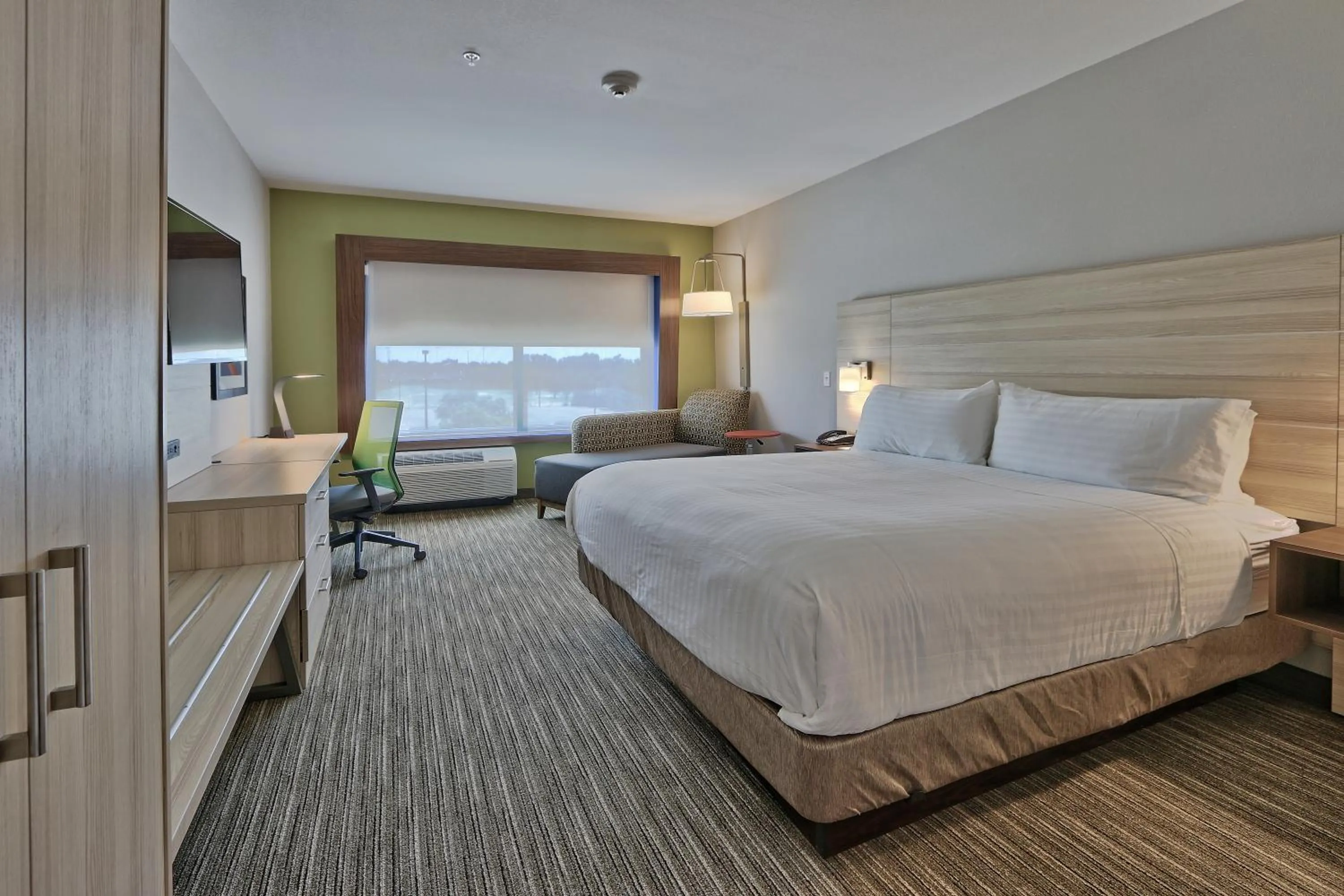 Bed in Holiday Inn Express & Suites - Roswell by IHG