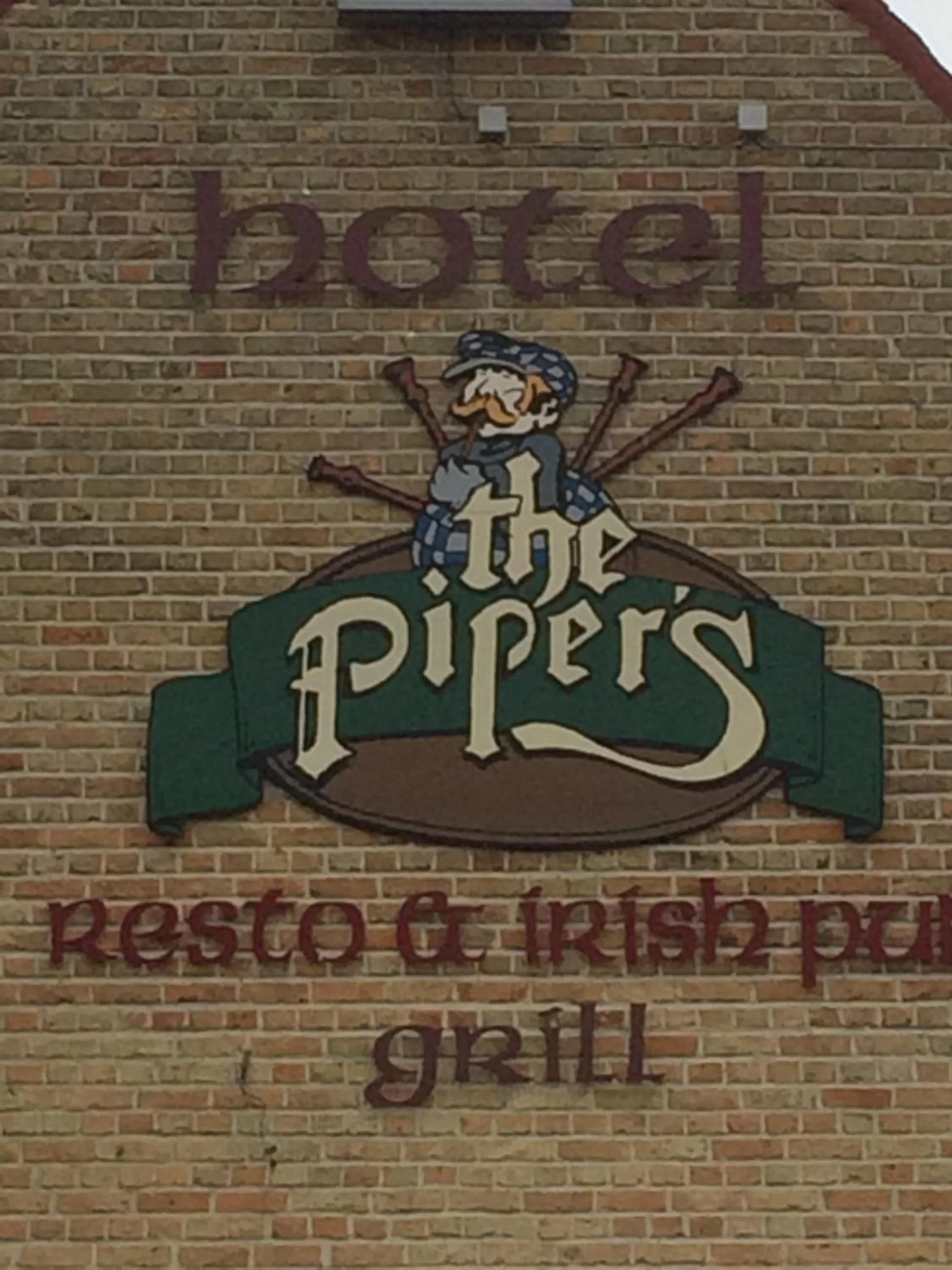Facade/entrance in The Pipers