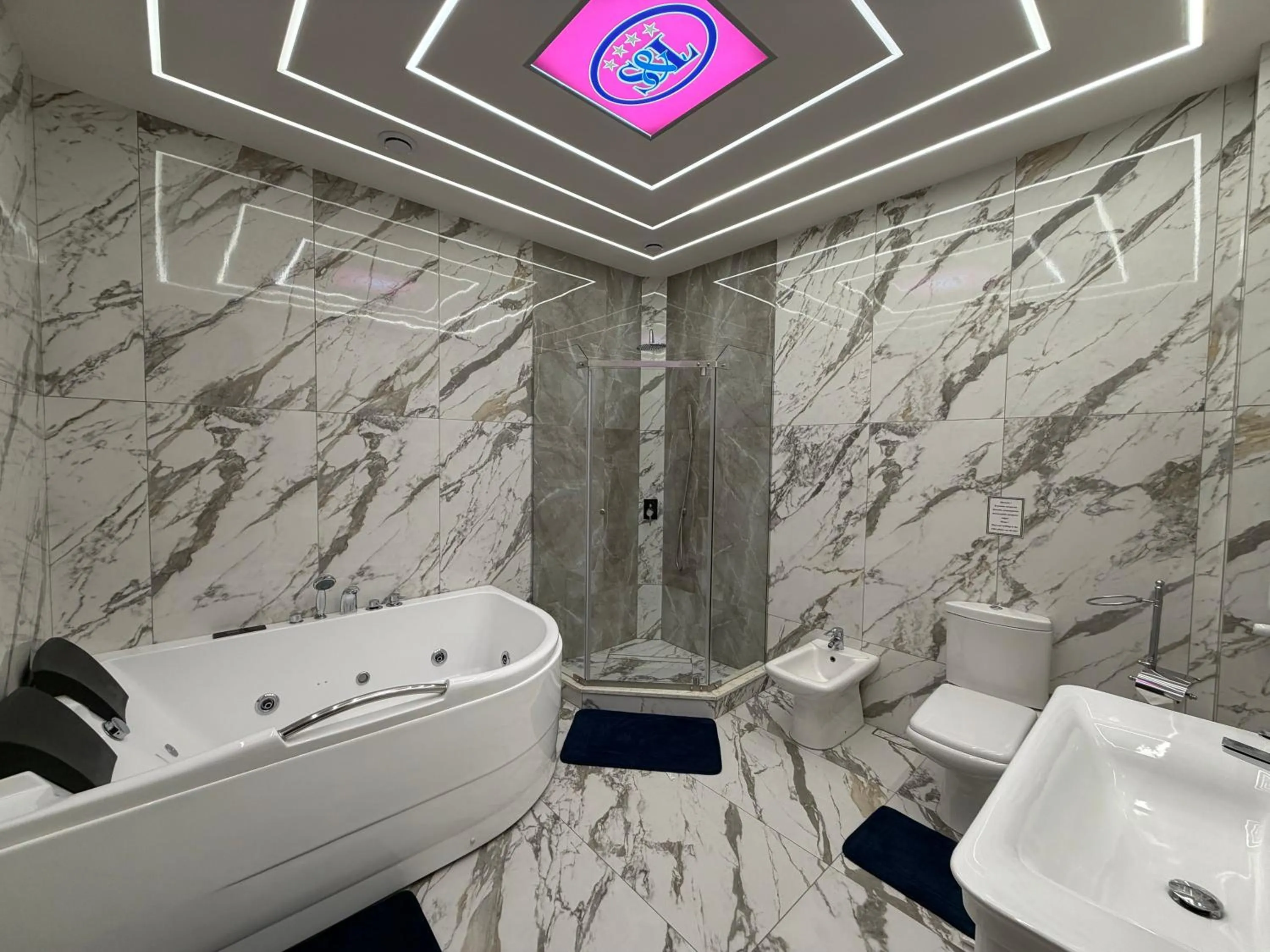 Hot Tub in S&L Boutique Hotel