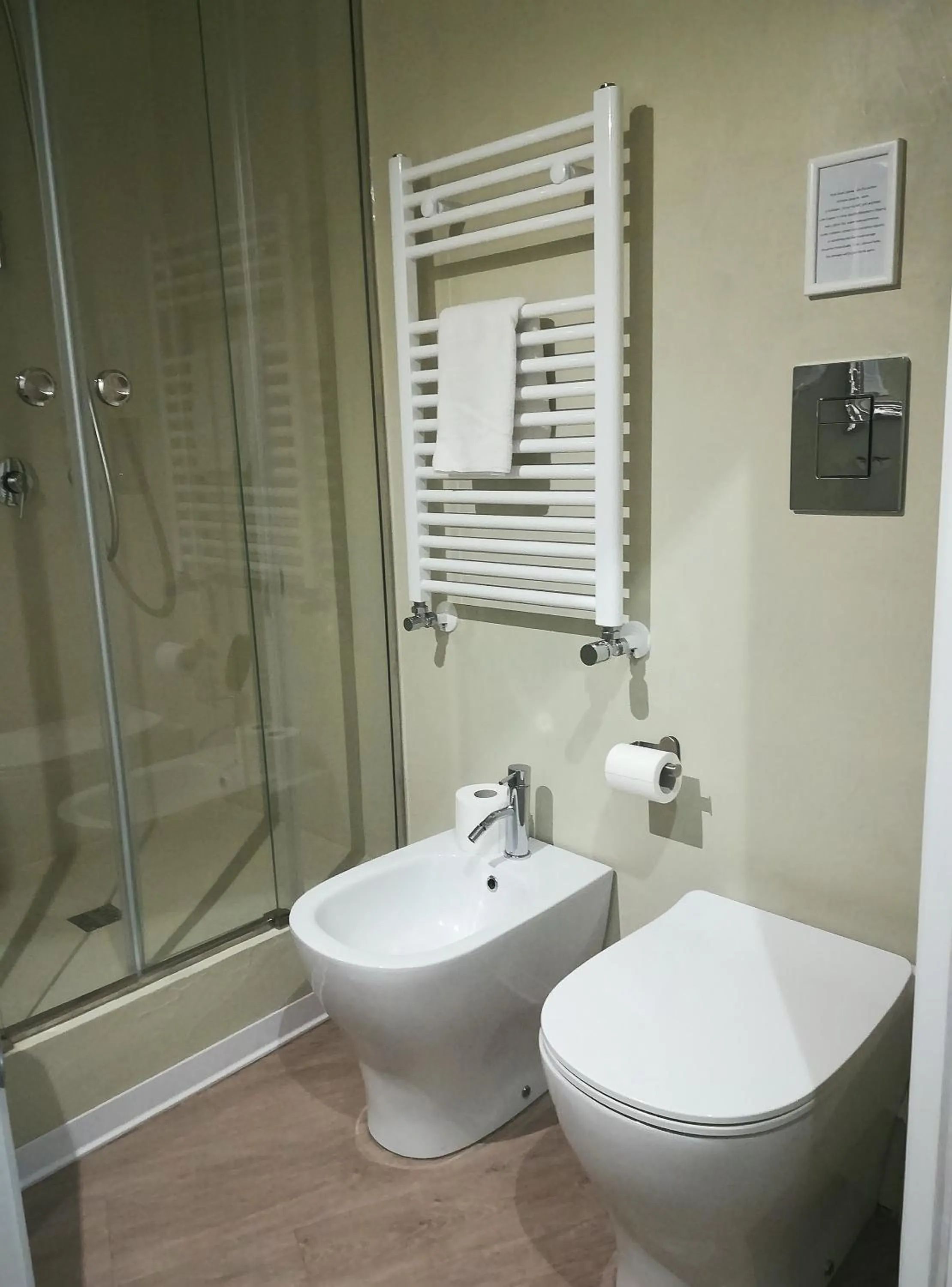 Shower in Persiane al Cassaro