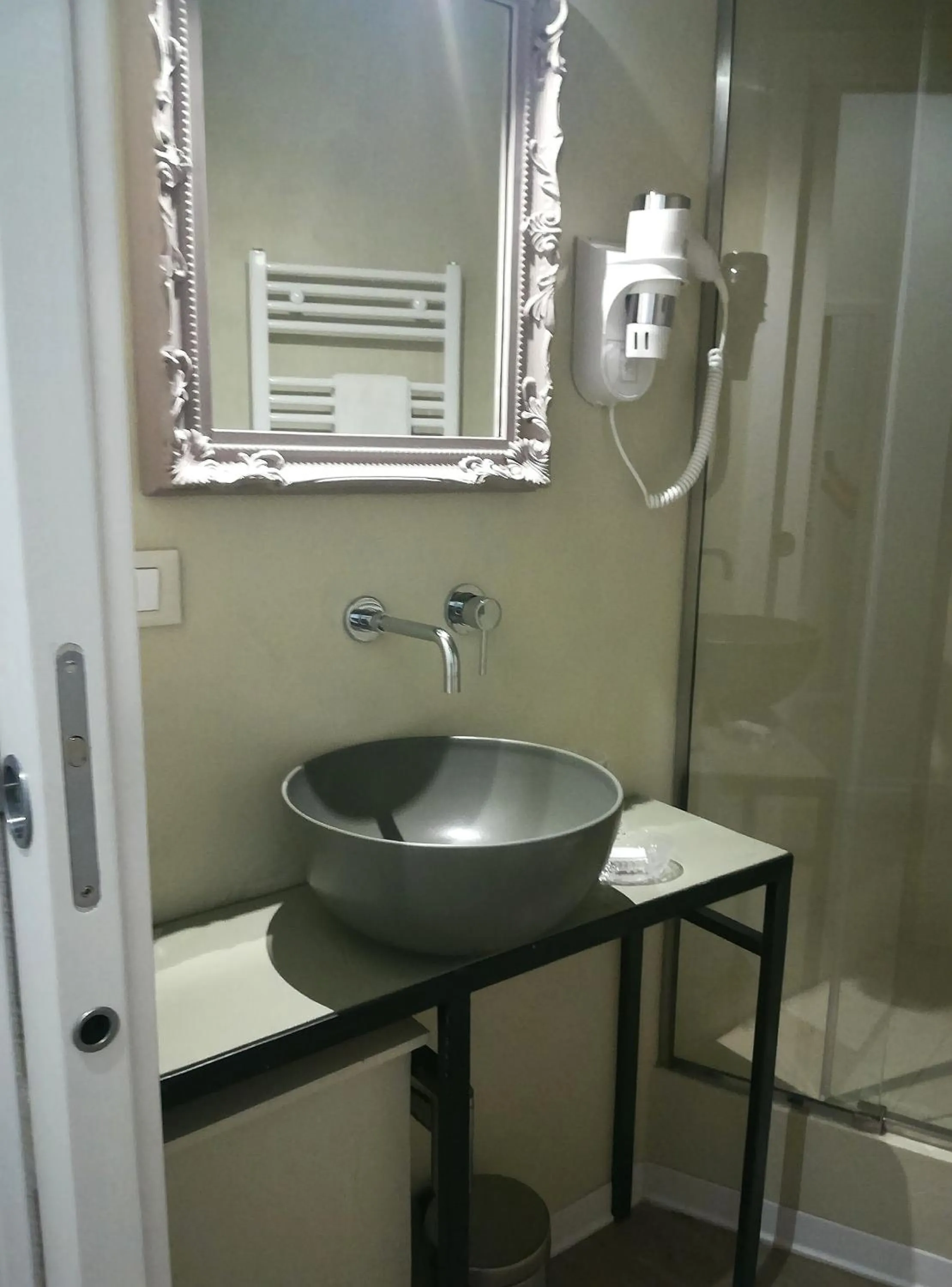 Shower in Persiane al Cassaro