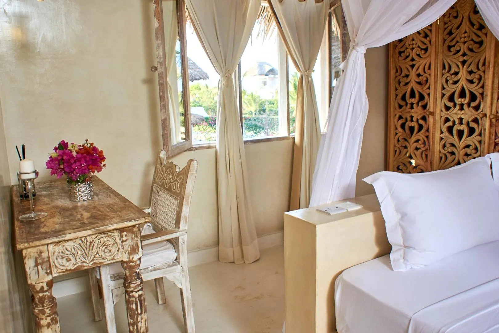 Bedroom, Bed in Alawi Home