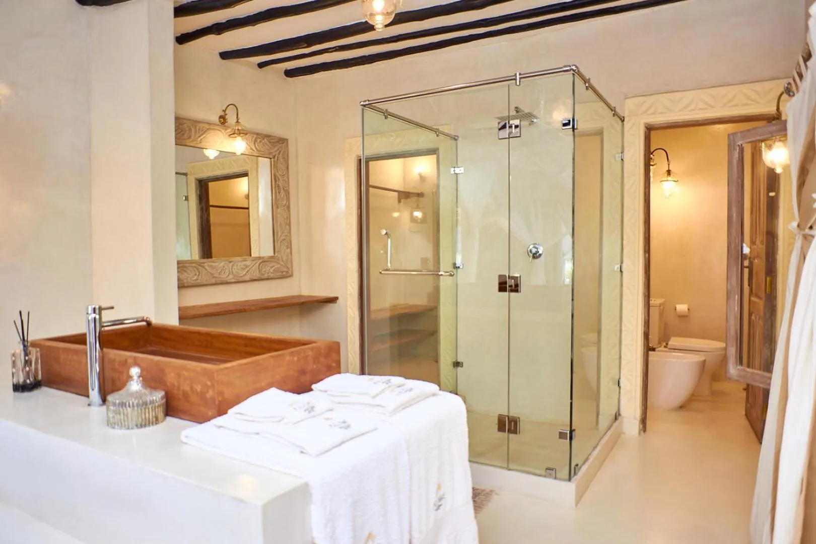 Bathroom, Bed in Alawi Home