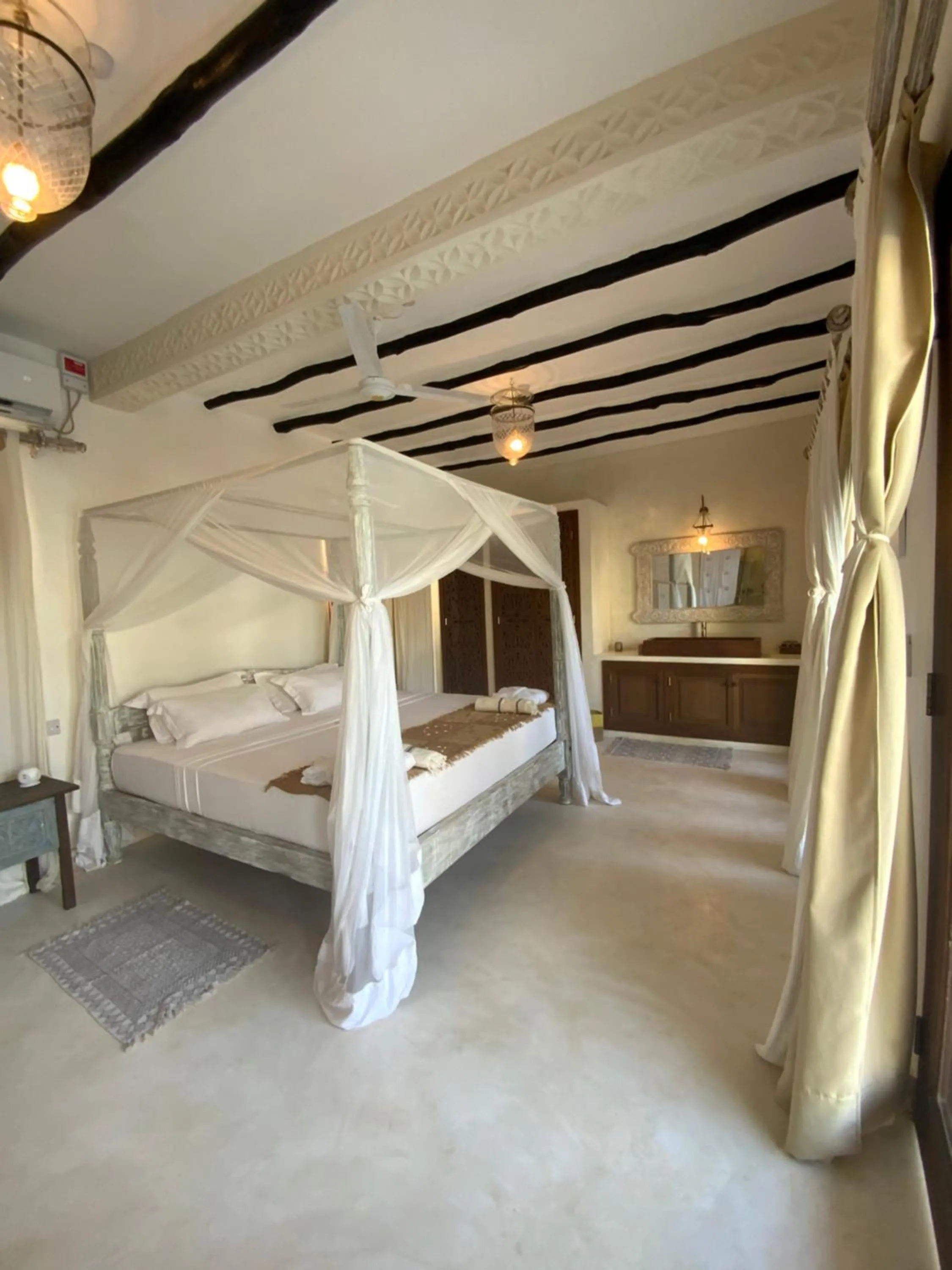 Bedroom, Bed in Alawi Home