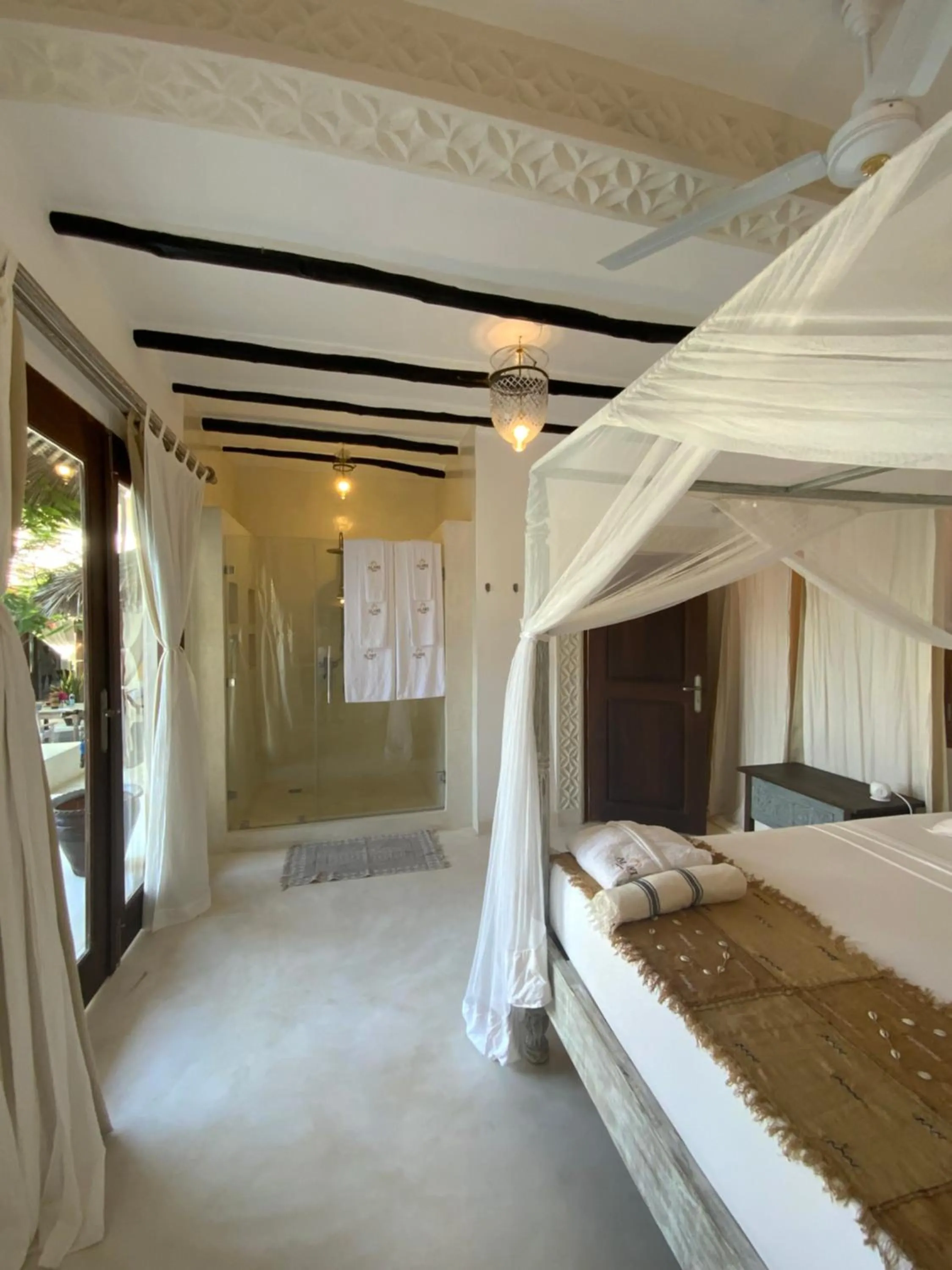 Shower, Bed in Alawi Home