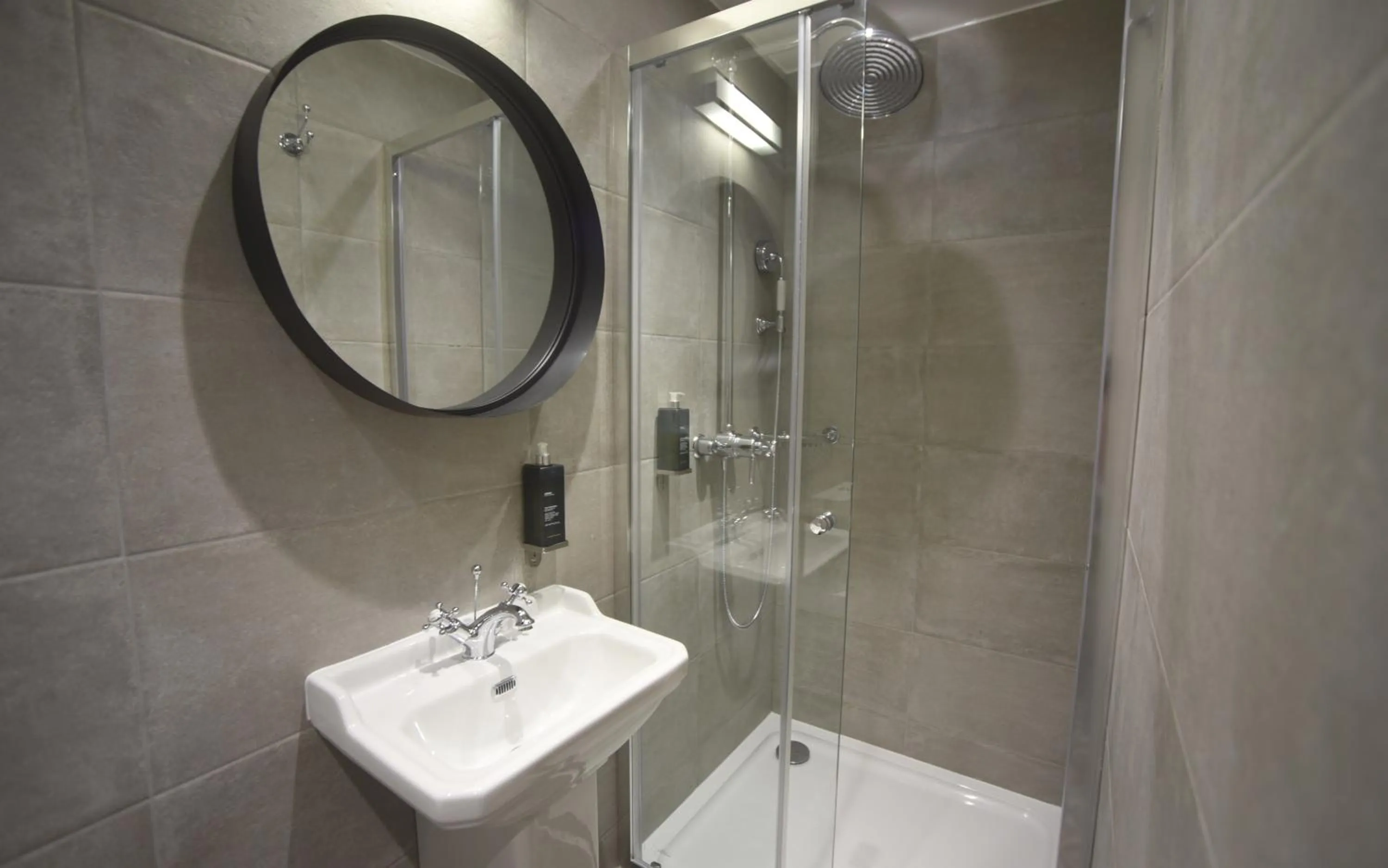 Shower in The House of Toby