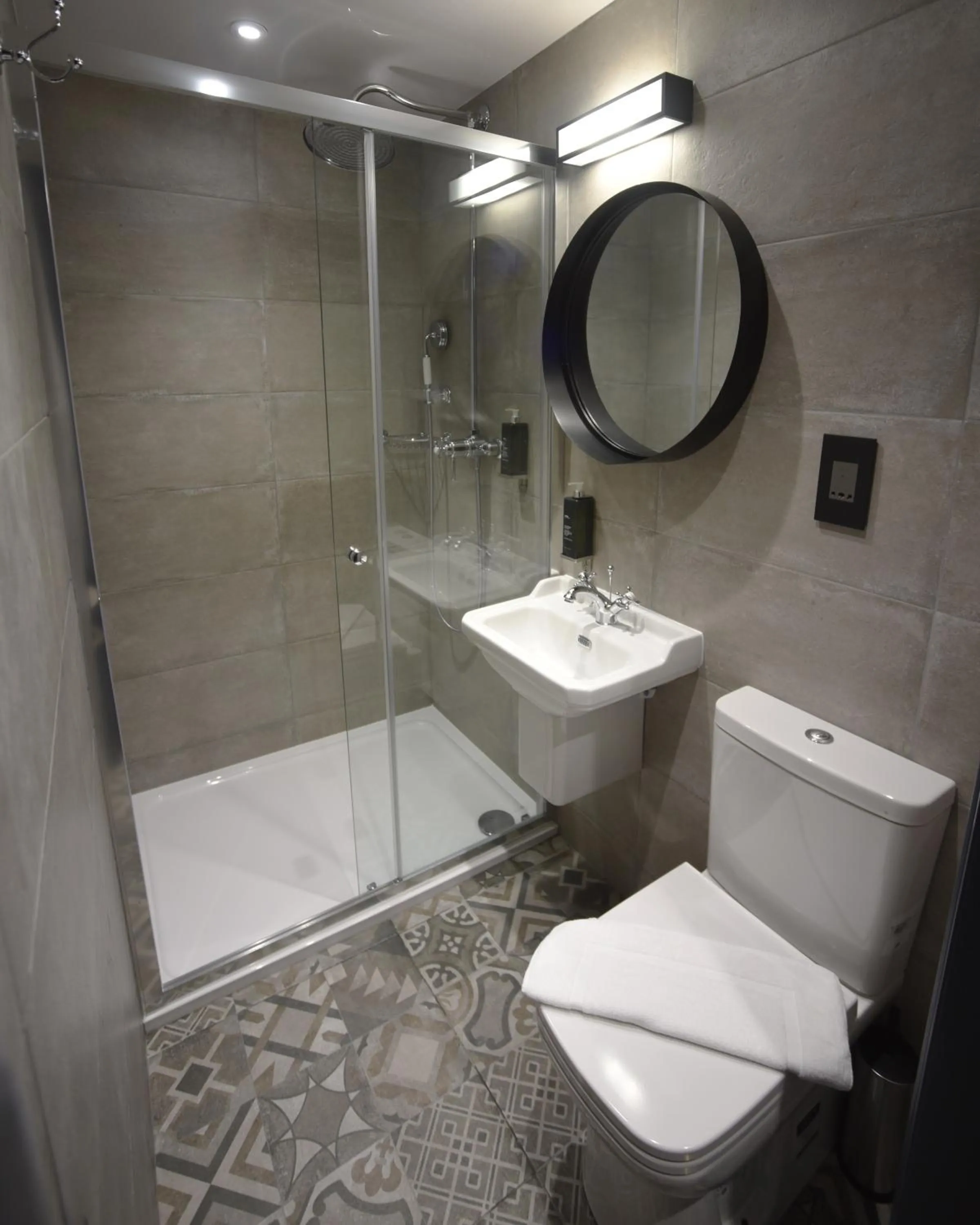 Shower in The House of Toby